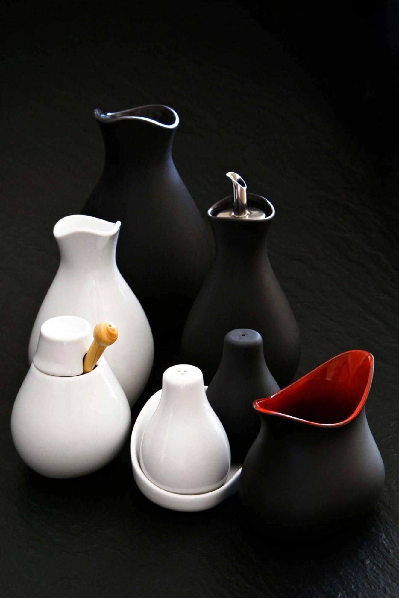 Elegante Saucen-Kanne (50cl) von Revol im Schiefer-Stil mit edlem schwarzen Innenraum. Ideal für stilvolle Präsentationen und perfekte Wärmeisolierung.