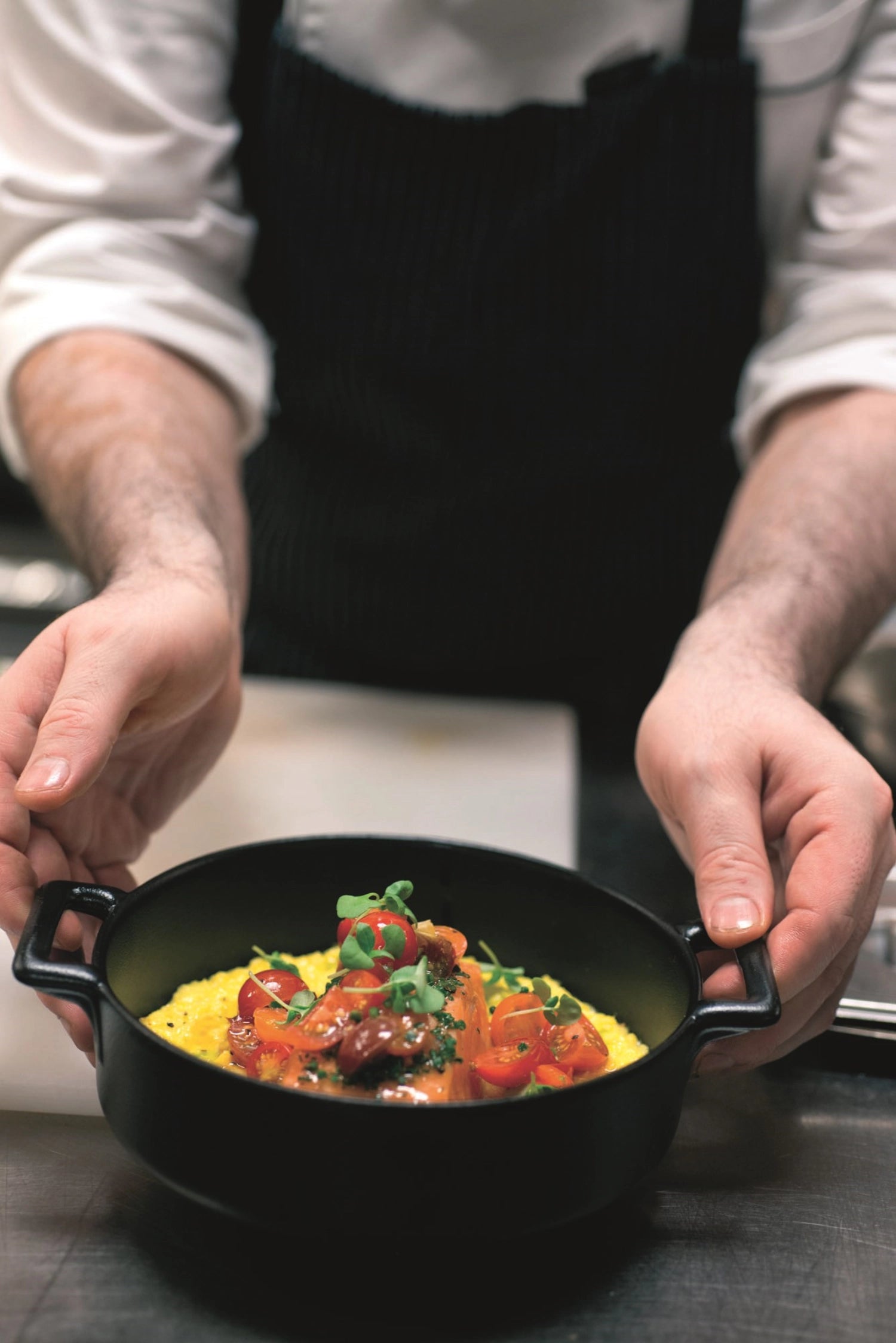 Die runde Auflaufform von Revol (Ø 12 cm) vereint rustikale Eleganz und Funktionalität. Ideal für individuelle Portionen und leicht zu reinigen!