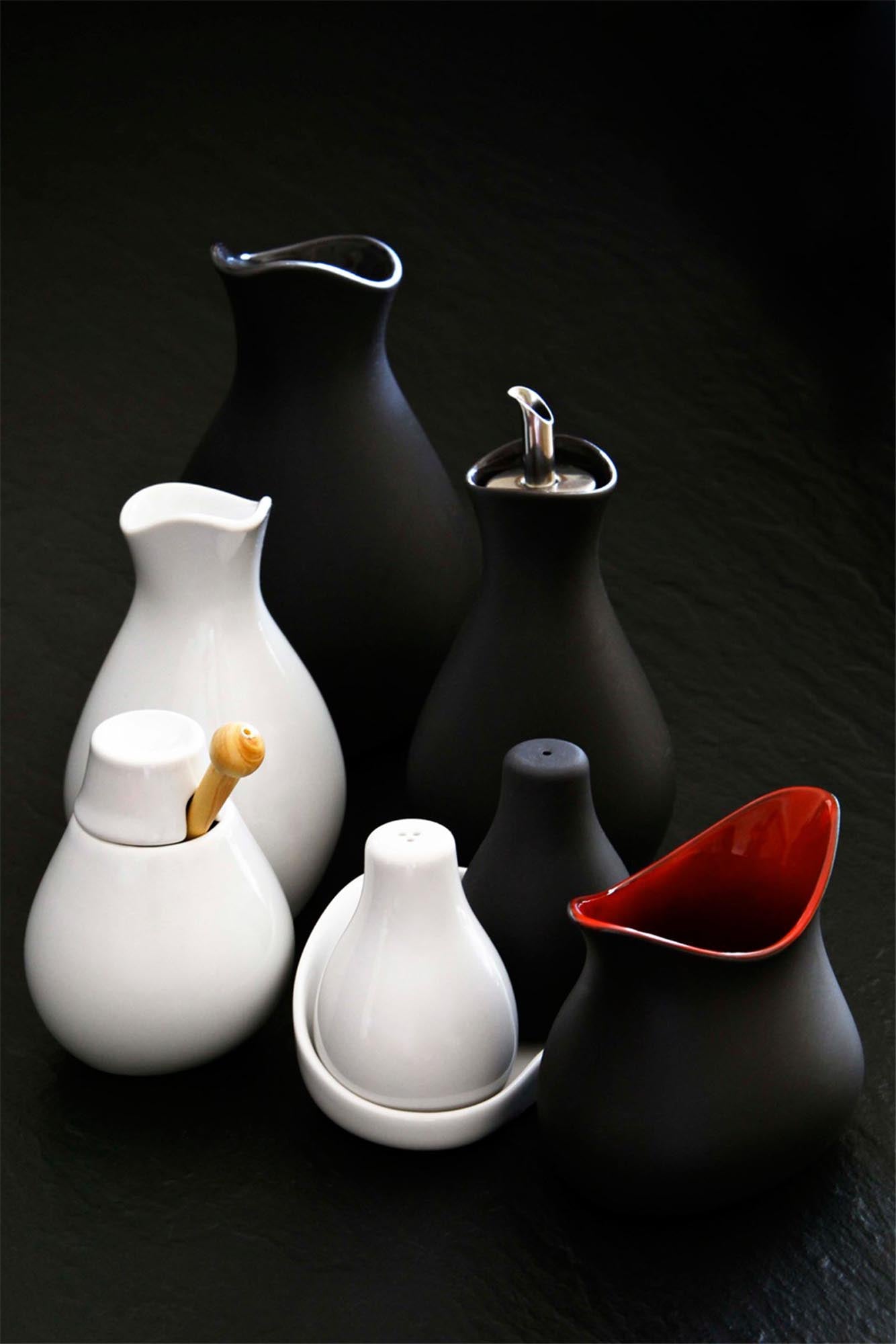 Elegante schwarze Ölflasche mit 25 cl Fassungsvermögen, ideal für die stilvolle Aufbewahrung von Öl und Essig in der Küche oder auf dem Tisch.