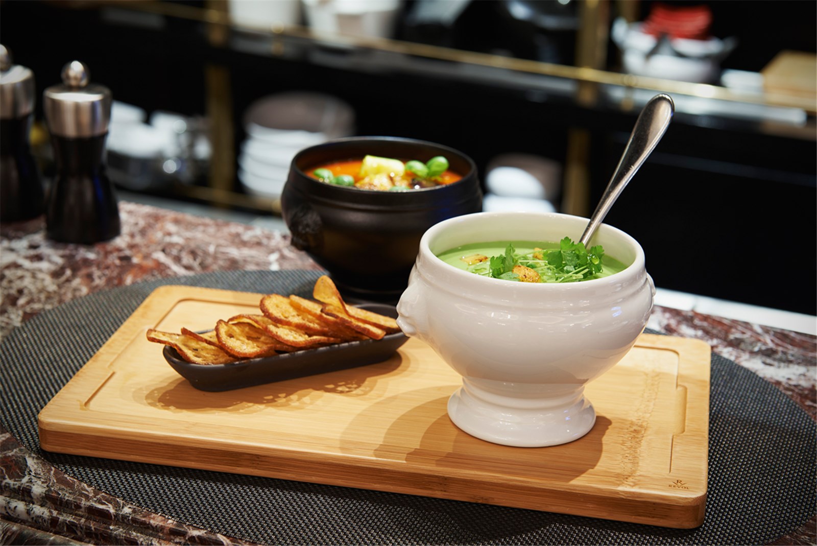 Elegante Apéroschale Baguette von Revol, 15 cm, im Schieferstil. Hochwertiges Porzellan, ideal für Snacks und Dips.