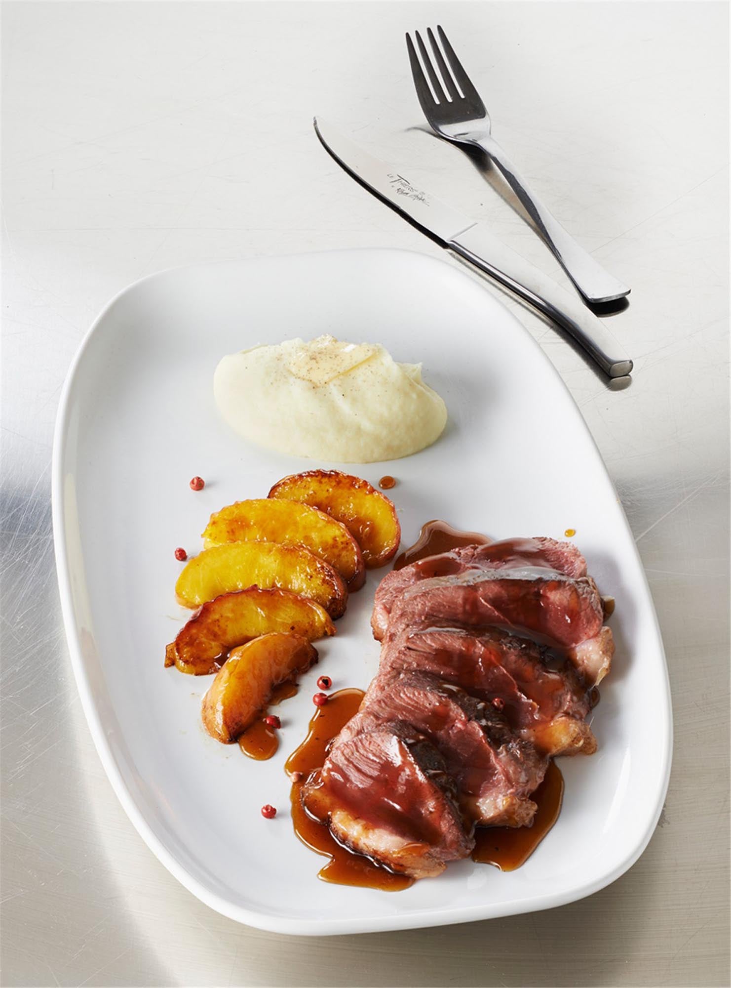 Revol Club Teller, 36x21 cm, weiss – stilvoll und vielseitig einsetzbar.