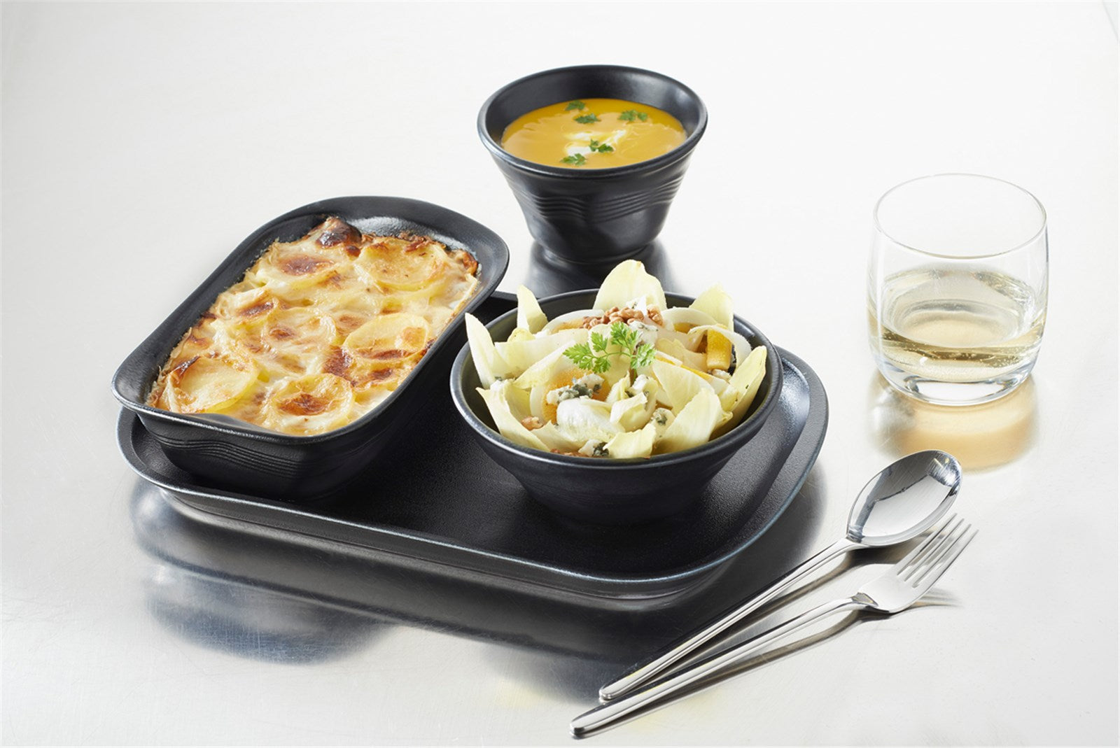 Entdecken Sie die stilvolle Fleischplatte von Revol (32x21 cm) in elegantem Schwarz. Ideal für die Präsentation von Fleisch und Käse.