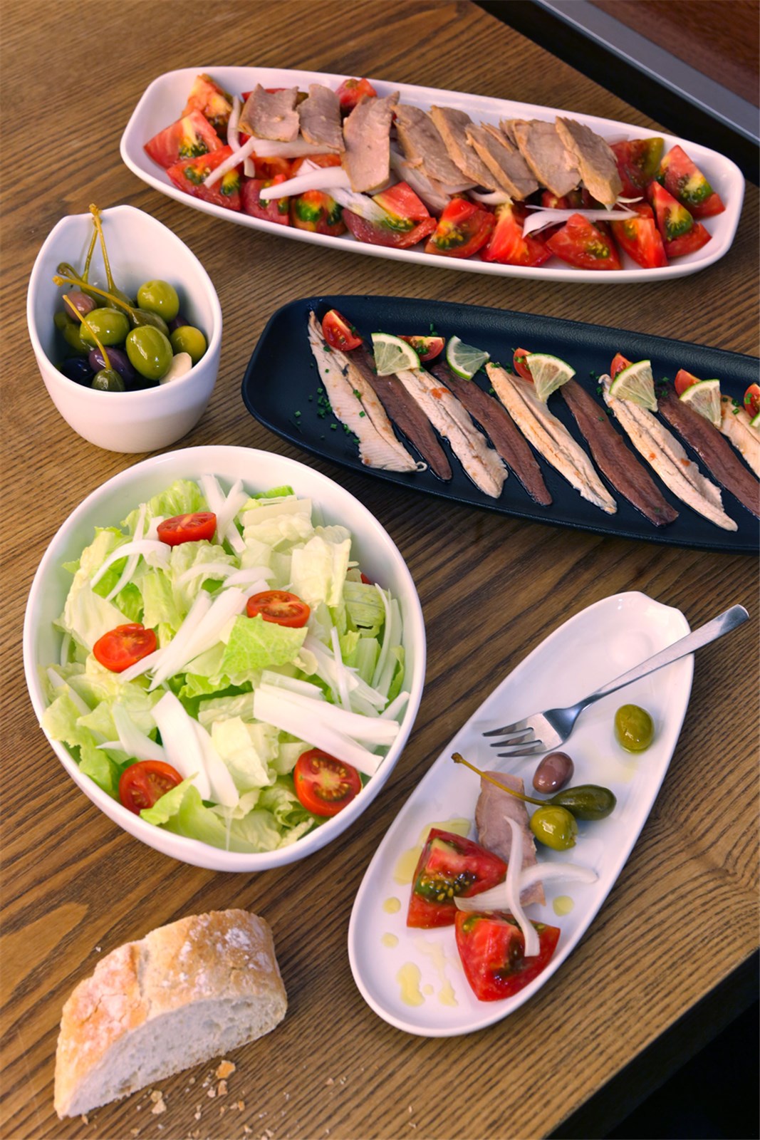 Stilvoller Club Teller von Revol, 36x15 cm, in rustikaler Gusseisen-Optik. Perfekt für jeden Anlass, spülmaschinenfest und mikrowellengeeignet.