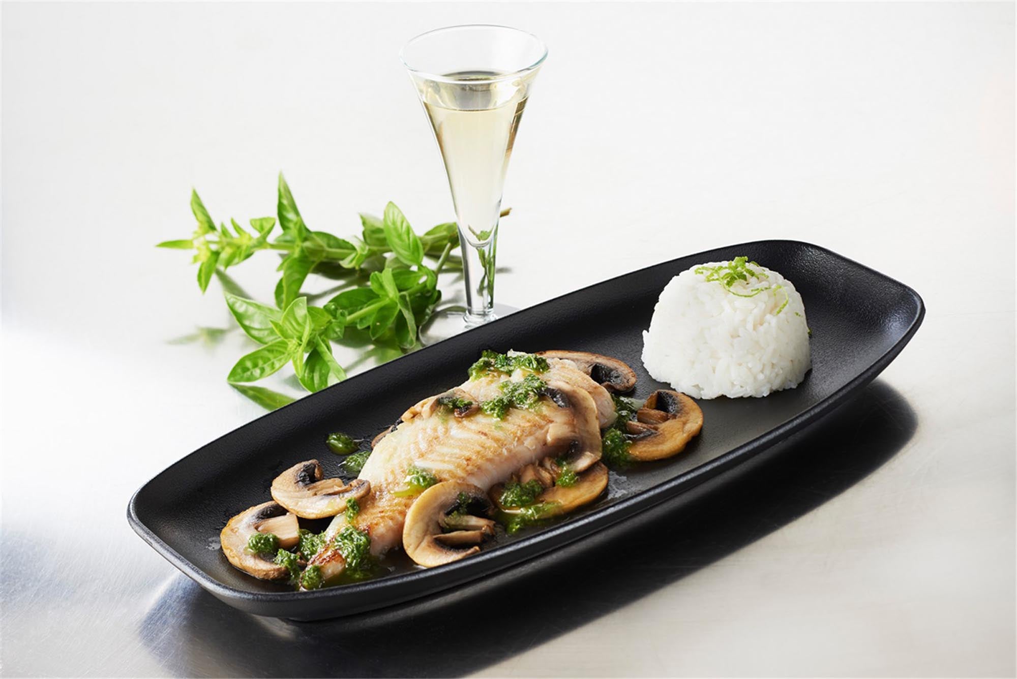 Stilvoller Club Teller von Revol, 36x15 cm, in rustikaler Gusseisen-Optik. Perfekt für jeden Anlass, spülmaschinenfest und mikrowellengeeignet.