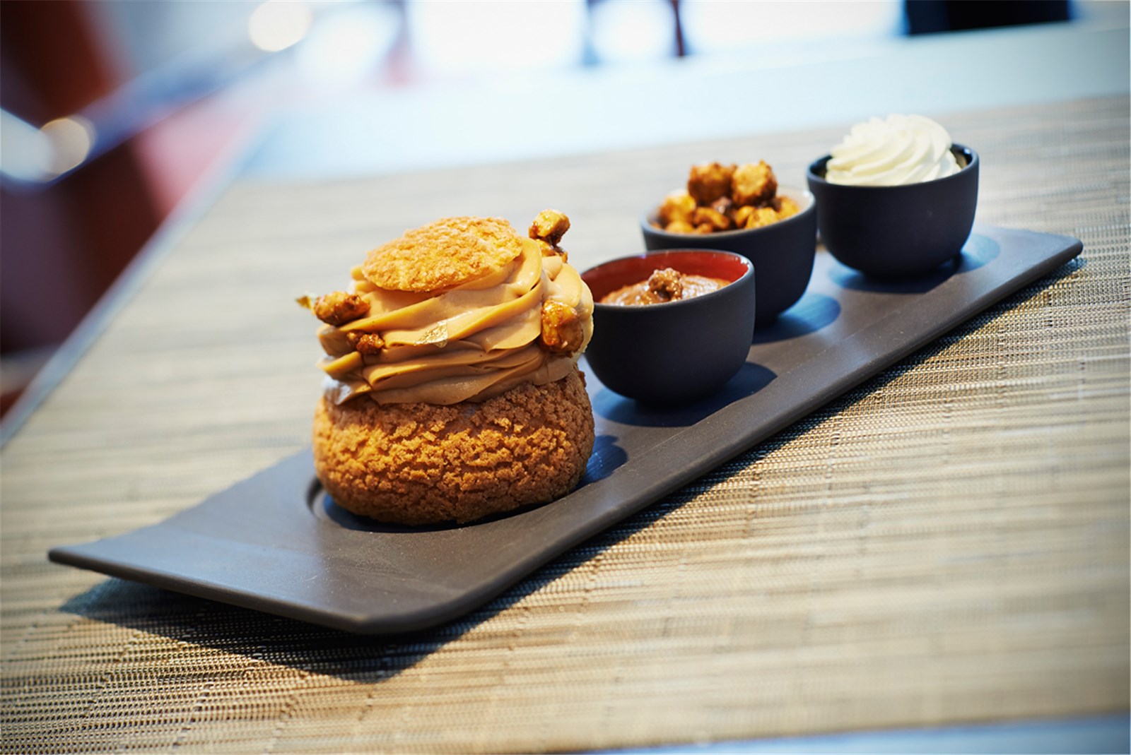 Elegantes Tapas-Tablett von Revol im Schiefer-Stil, 31x11x2 cm. Ideal für stilvolle Präsentation und einfache Reinigung.