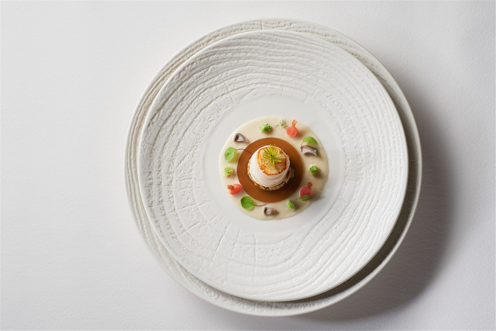 Eleganter runder Speiseteller in Elfenbein, Ø 28.3 cm, H: 3.4 cm. Ideal für festliche Anlässe und den täglichen Gebrauch.