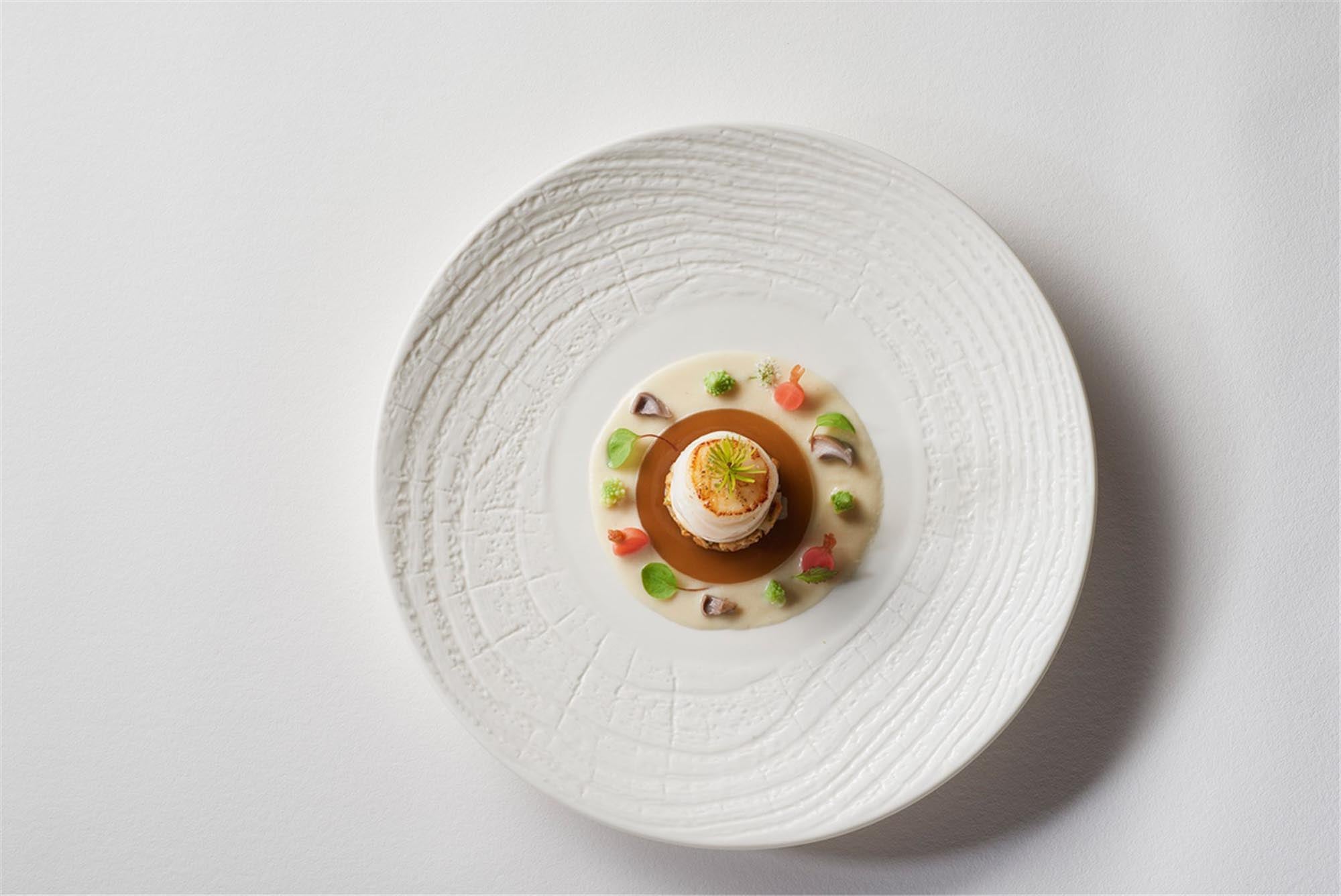 Eleganter runder Speiseteller von Revol in Elfenbein, Ø 28.3 cm, H: 3.4 cm. Perfekt für stilvolle Tischdekoration und kulinarische Genüsse.