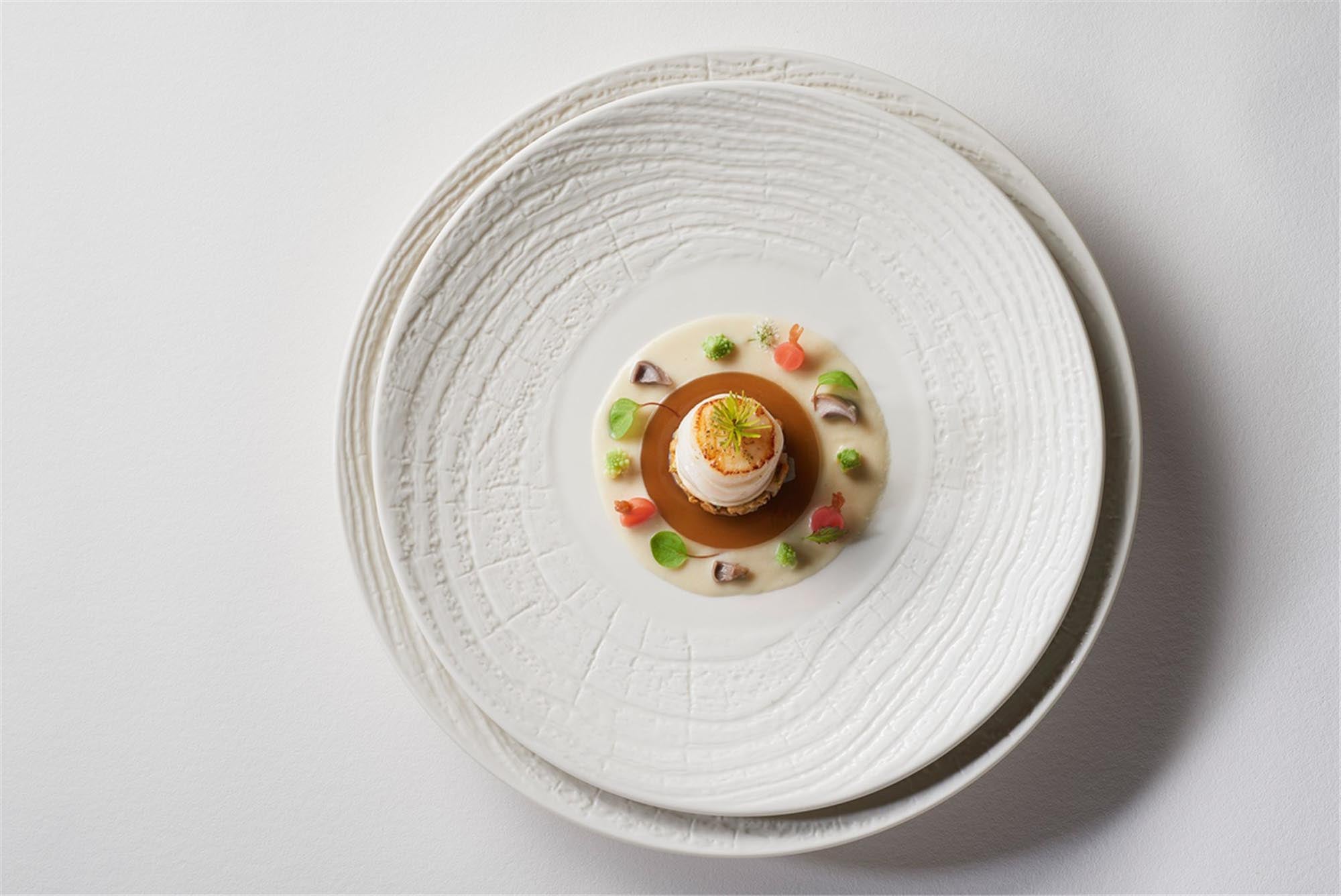 Runder Präsentationsteller von Revol in edlem Elfenbein, Ø 31 cm, H 3,4 cm – perfekt für ansprechende Tischdekoration und exquisite Speisen.