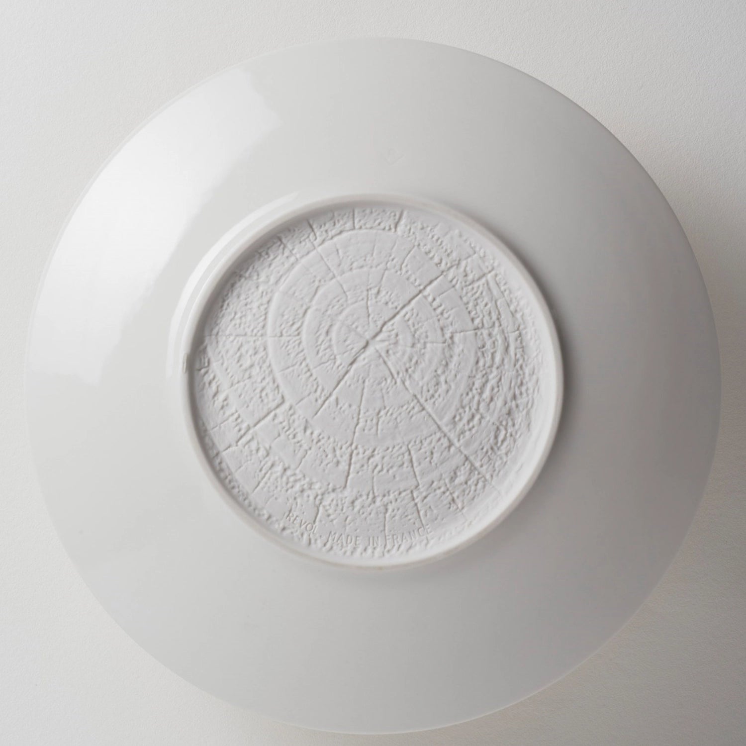 Feiner Dessertteller in sanftem Elfenbein, Durchmesser 21,5 cm und Höhe 2 cm, ideal für besondere Leckereien und festliche Tischdekoration.