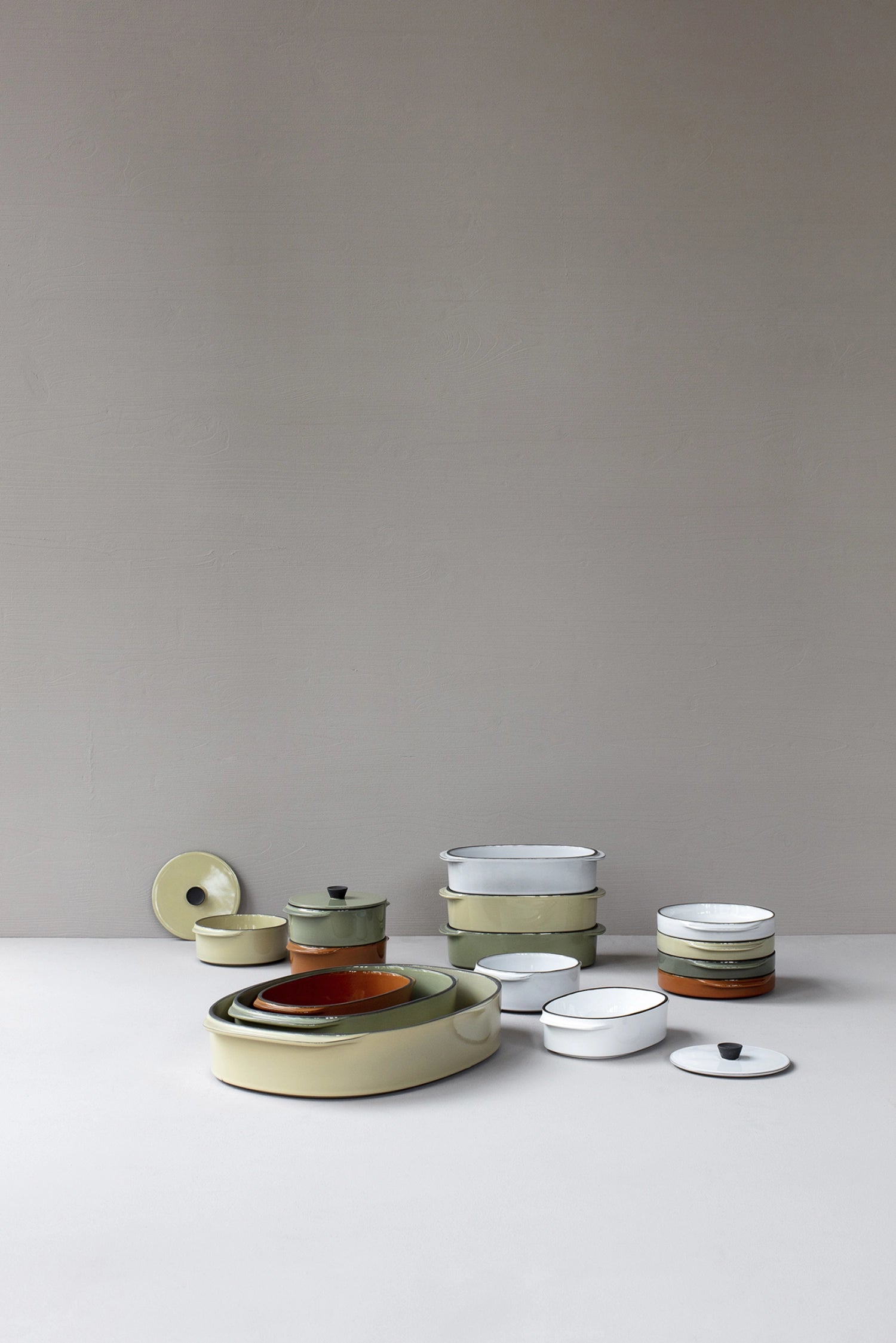 Moderner Speiseteller Caractère von Revol, Ø28cm, in der trendigen Farbe Kardamom, perfekt für stilvolle Mahlzeiten und besondere Anlässe.