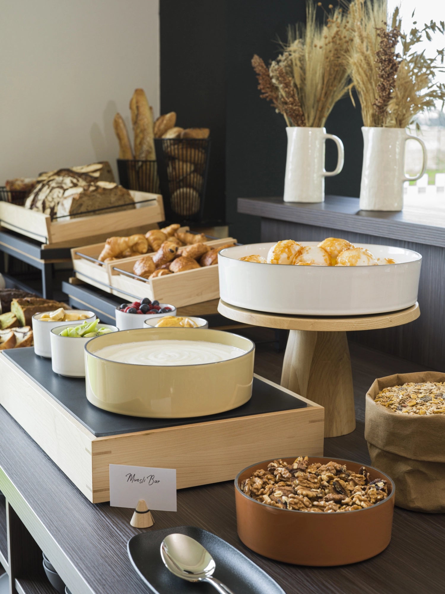 Entdecken Sie die Caractère Untertasse von Revol – eine stilvolle Porzellanuntertasse, die Funktionalität und modernes Design vereint.