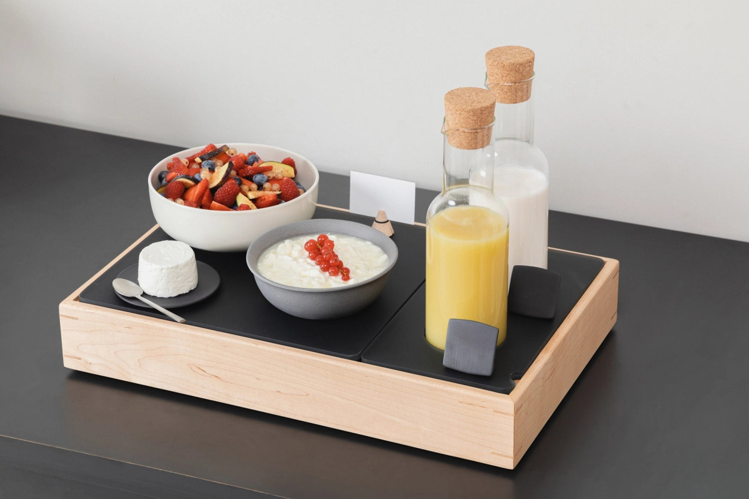 Entdecken Sie den En Scene GN 1/1 aus robustem Ahornholz von Revol – ideal für stilvolle Präsentationen und hygienische Nutzung in der Gastronomie.