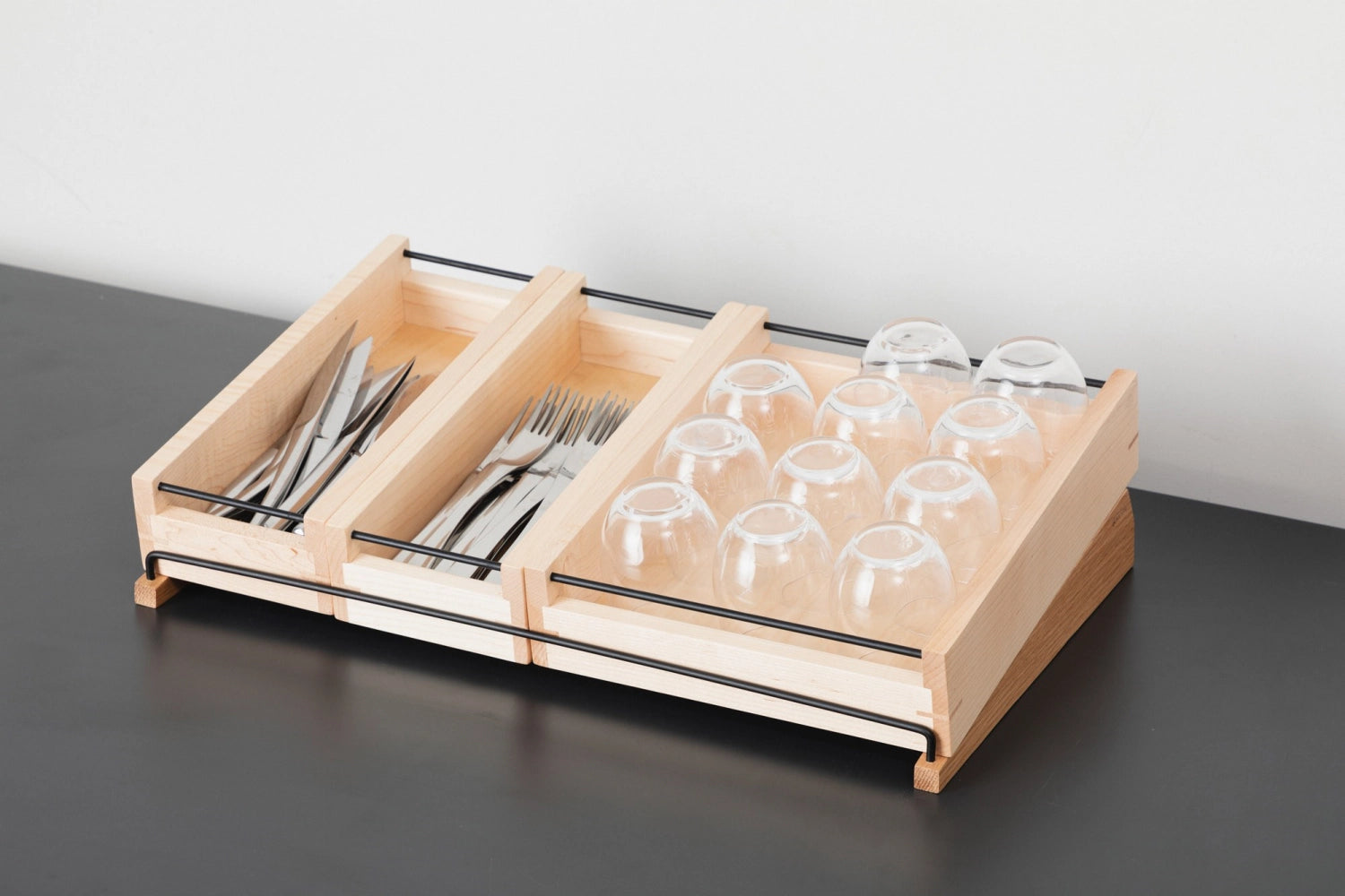 Entdecken Sie die stilvolle En Scene Box GN 1/2 aus robustem Ahornholz von Revol – ideal für die ansprechende Präsentation und Aufbewahrung von Speisen.