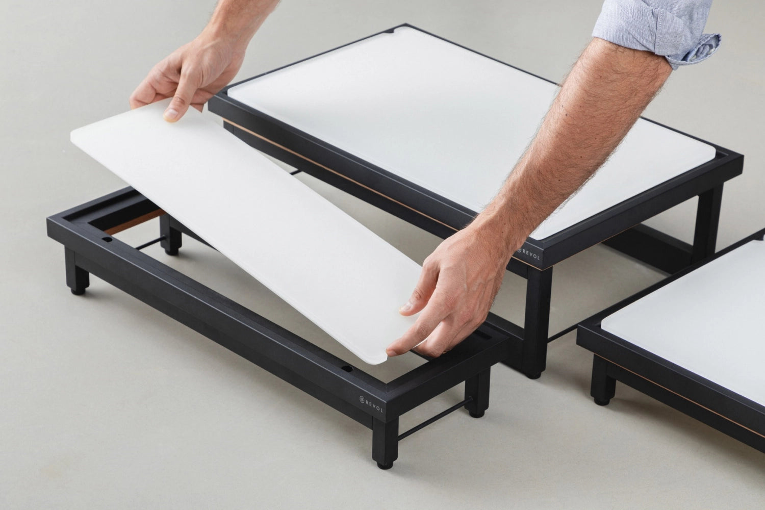 Eleganter Hoher Presenter für GN 1/1 aus mattschwarzem Metall und Eichenholz. Ideal für Buffets und besondere Anlässe, um Speisen stilvoll zu präsentieren.