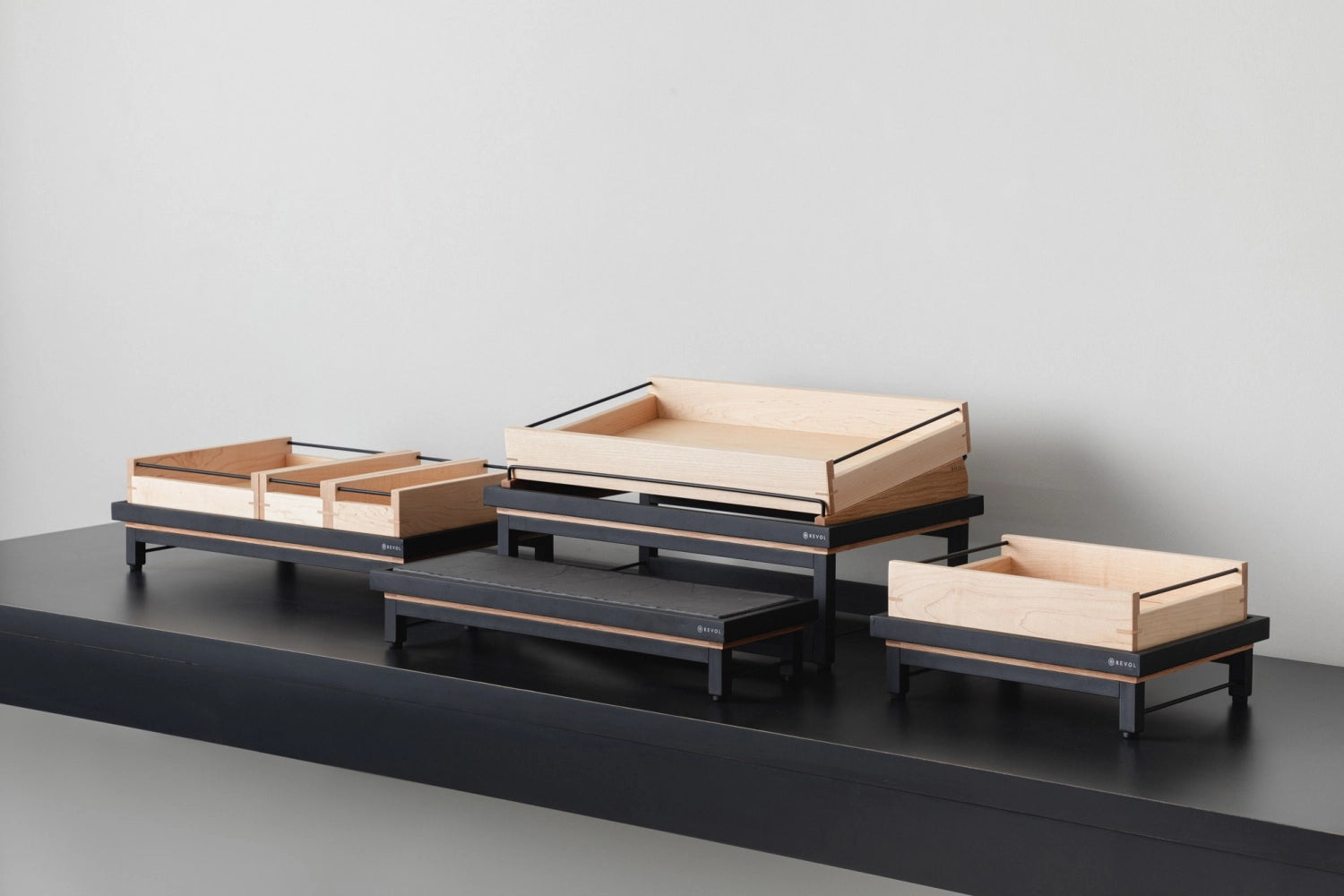 Eleganter En Scene Presenter GN 1/1 in mattem Schwarzmetall mit Eichenrah von Revol. Ideal für stilvolle Präsentationen in Gastronomie und Zuhause.