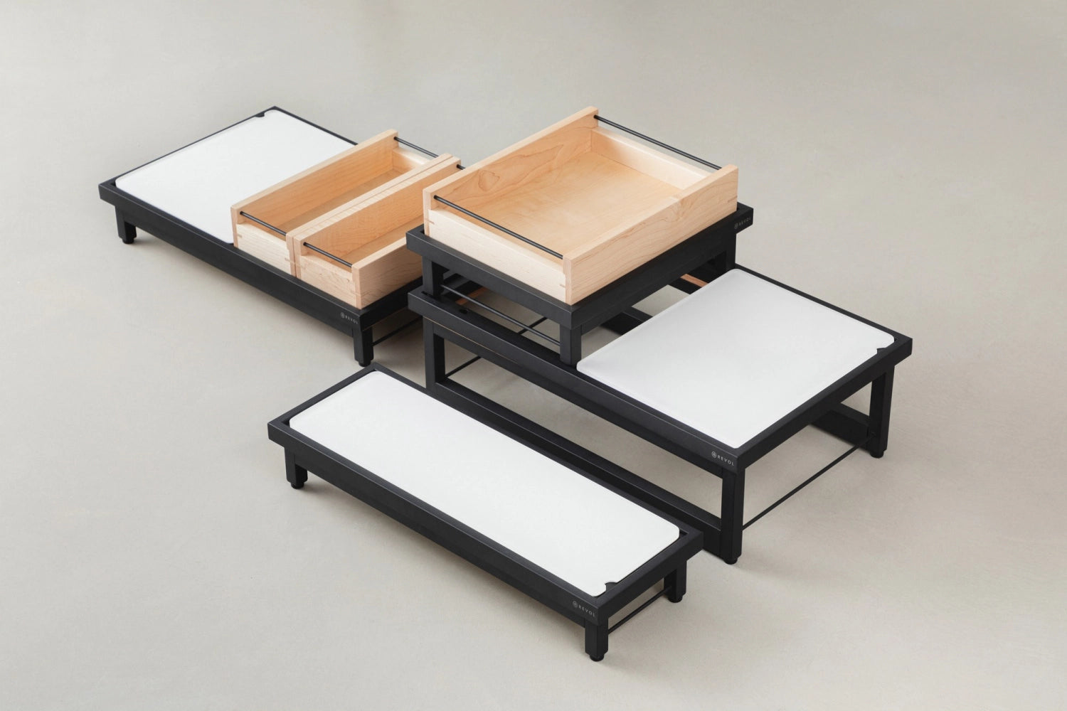 Stilvoller En Scene Presenter GN 1/2 aus mattem Schwarz und Eichenrahmen. Perfekt für ansprechende Buffets und besondere Anlässe.