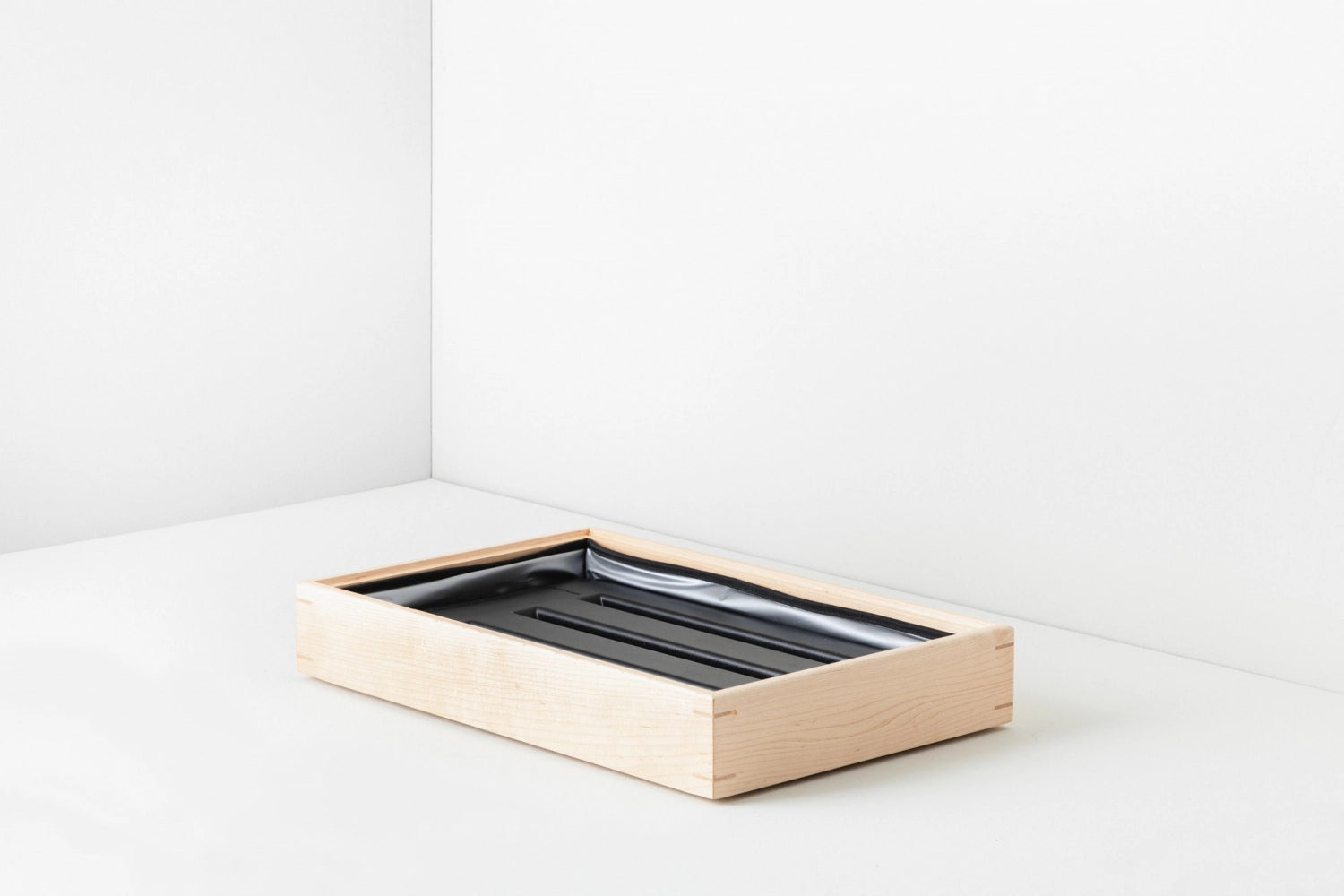 Entdecken Sie die En Scene Eutektische Platte 48 cm in stilvollem Schwarz von Revol. Ideal für Gastronomie und Catering, hält sie Speisen bei -12°C frisch und ansprechend.