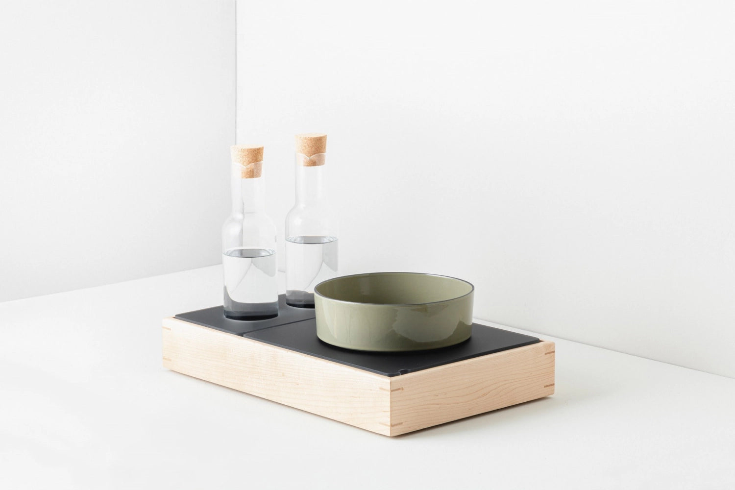 Erleben Sie die En Scene Eutektische Platte 48 cm in elegantem Schwarz von Revol. Perfekt für Gastronomie und Catering, sorgt sie bei -12°C für optimale Frische und ansprechende Präsentation.