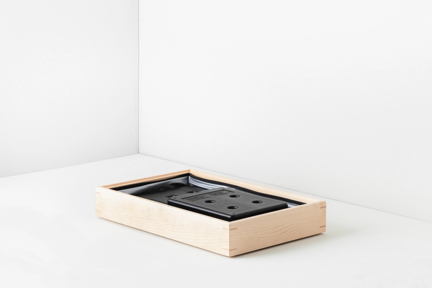 Die En Scene Eutektische Platte von Revol (27 cm, -12°C) bietet elegante Kühlung für Buffets und Veranstaltungen. Perfekt für Gastronomie und Catering.