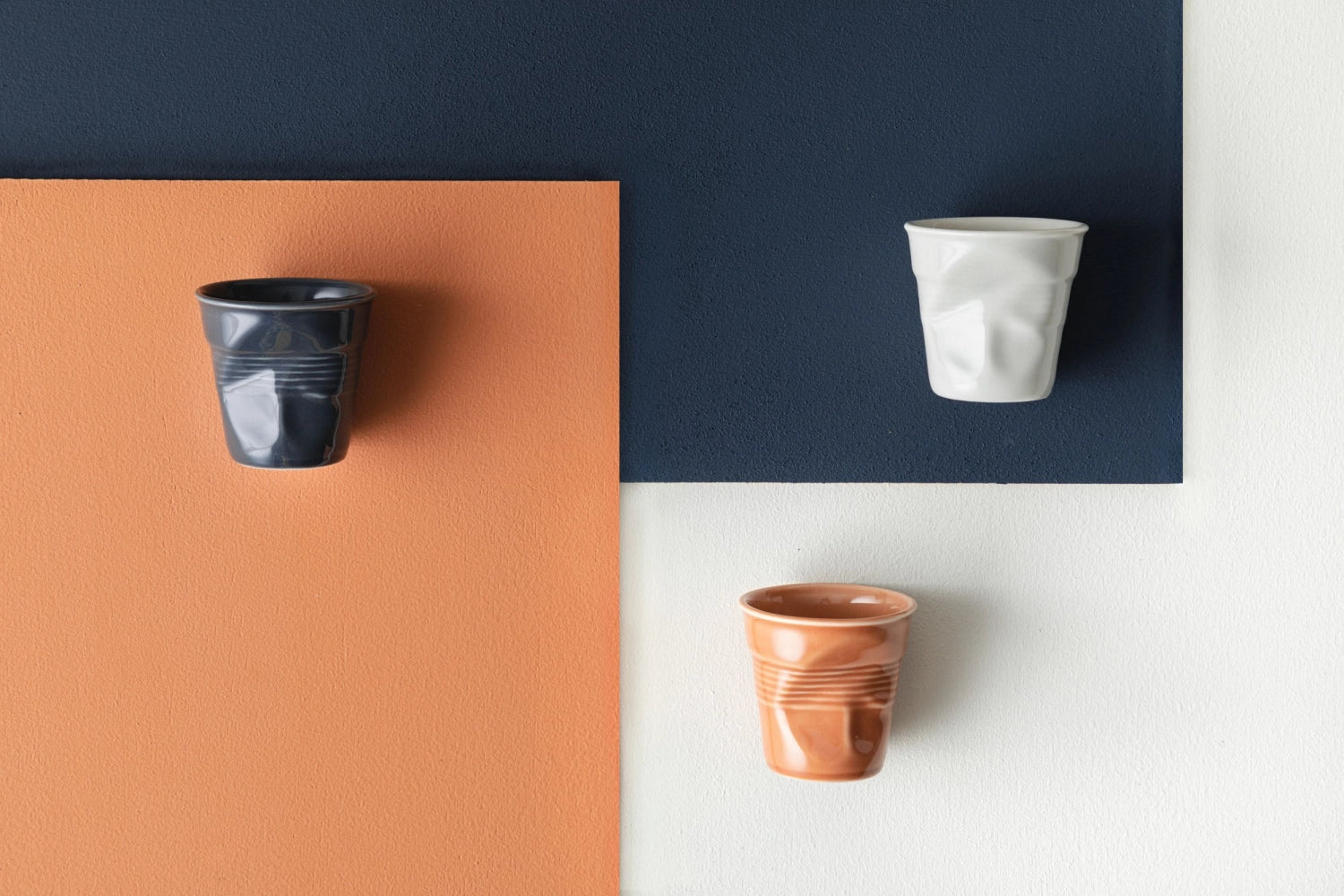 Entdecken Sie den stilvollen Cappuccino Knitterbecher (18 cl) von Revol – robustes Porzellan, einzigartiges Design und ideal für Ihre Kaffeepause.