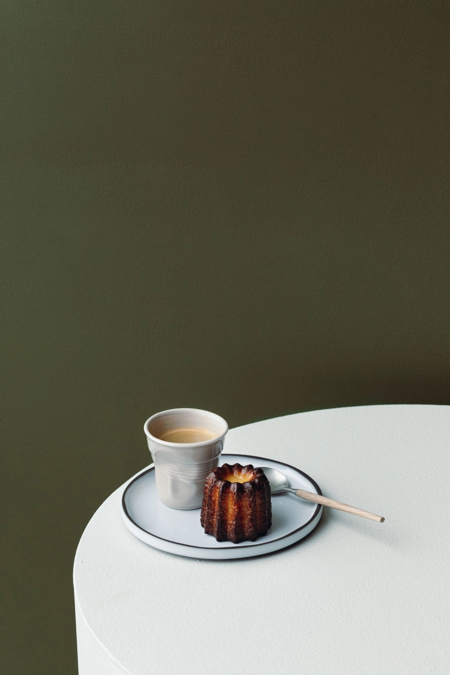 Erleben Sie den eleganten Cappuccino Knitterbecher (18 cl) von Revol – hochwertiges Porzellan, pflegeleicht und perfekt für Ihre Kaffeemomente.