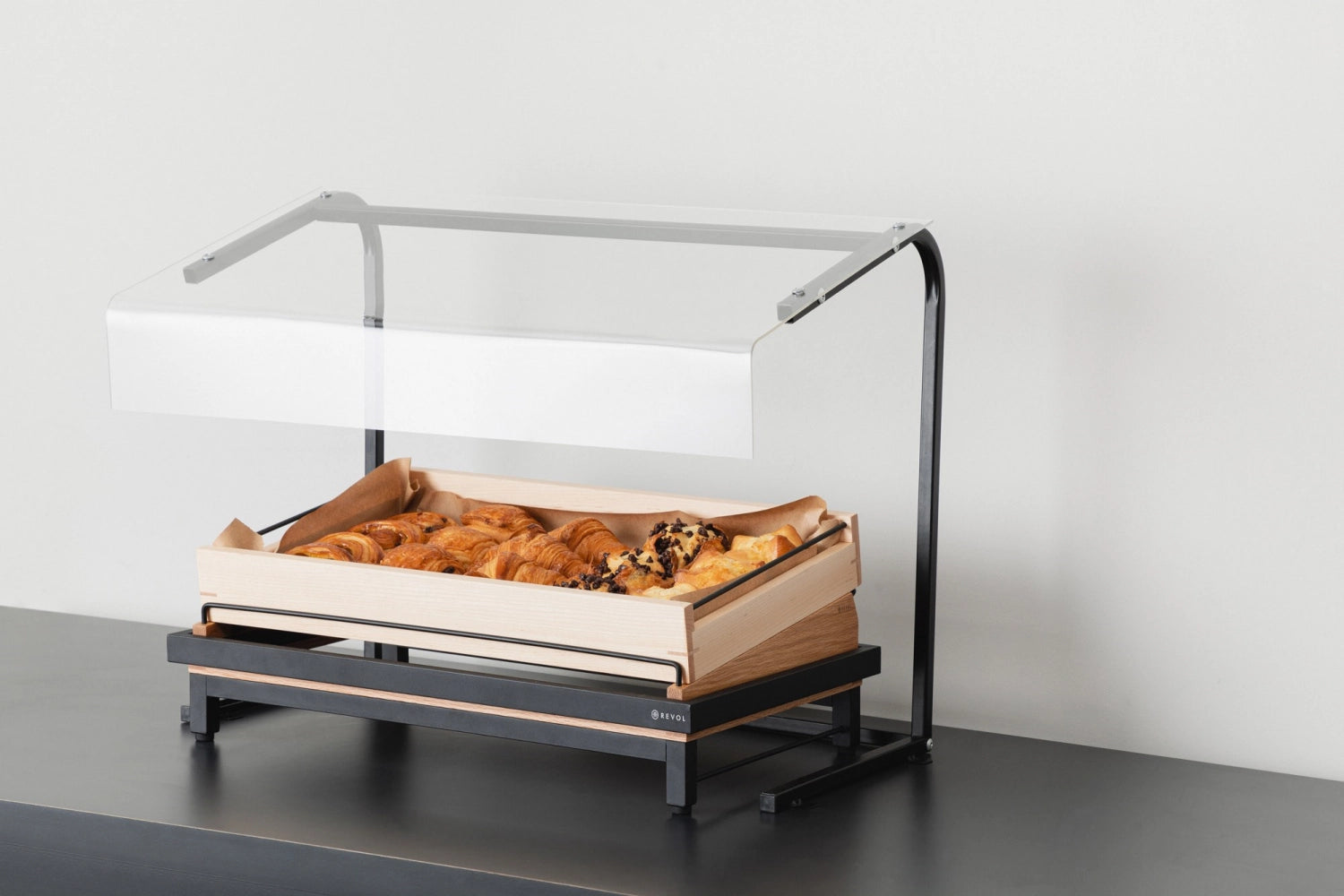 Sichern Sie Hygiene und Stil in Ihrer Gastronomie mit dem mobilen Spuckschutz von Revol. Robustes Metall in Matt Schwarz und klare Acrylpaneele bieten besten Schutz.