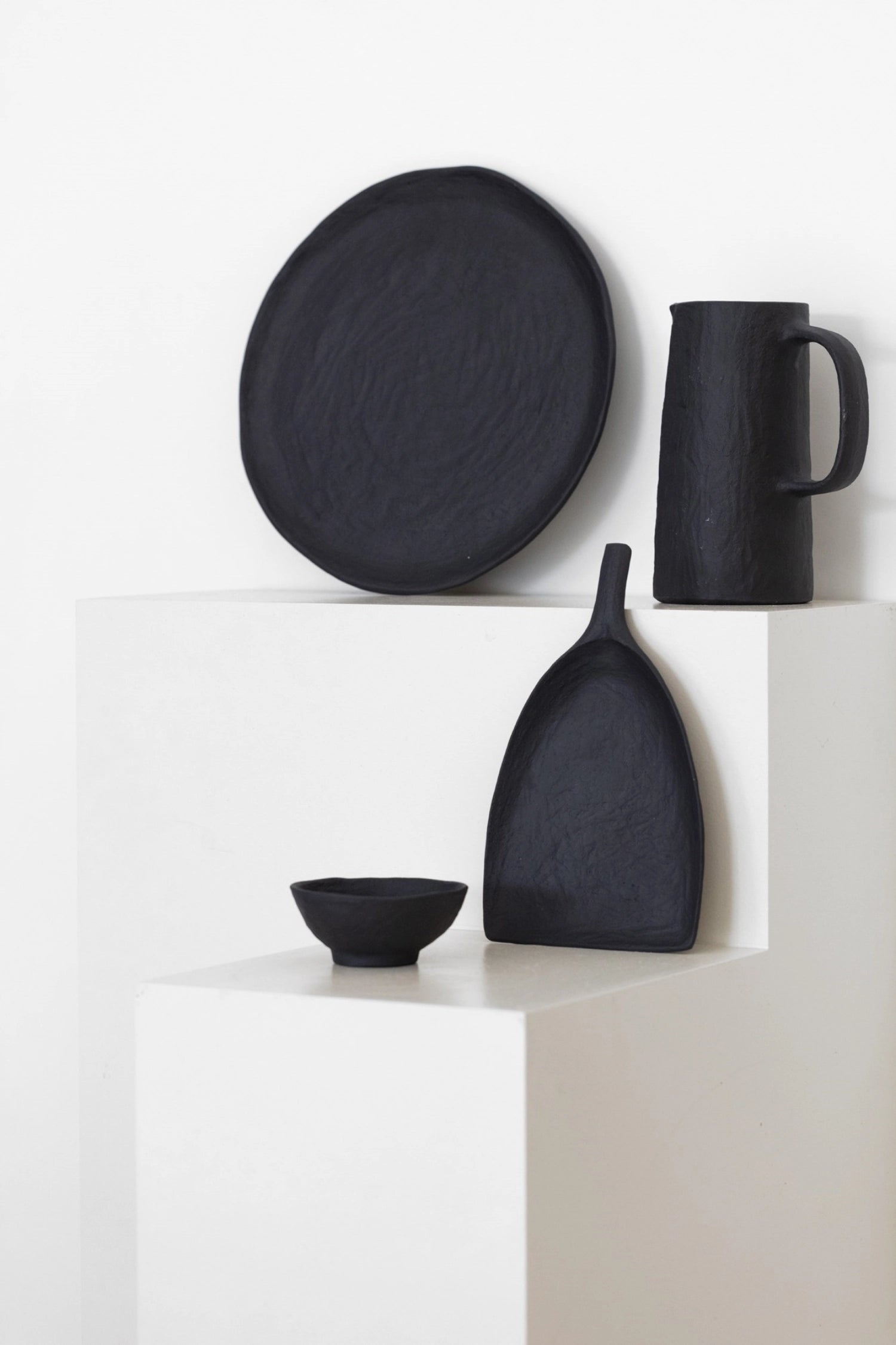 Die YLI Schaufelplatte 18cm von Revol besticht durch ihre matte Schieferoptik und ist perfekt für stilvolle Servierideen.