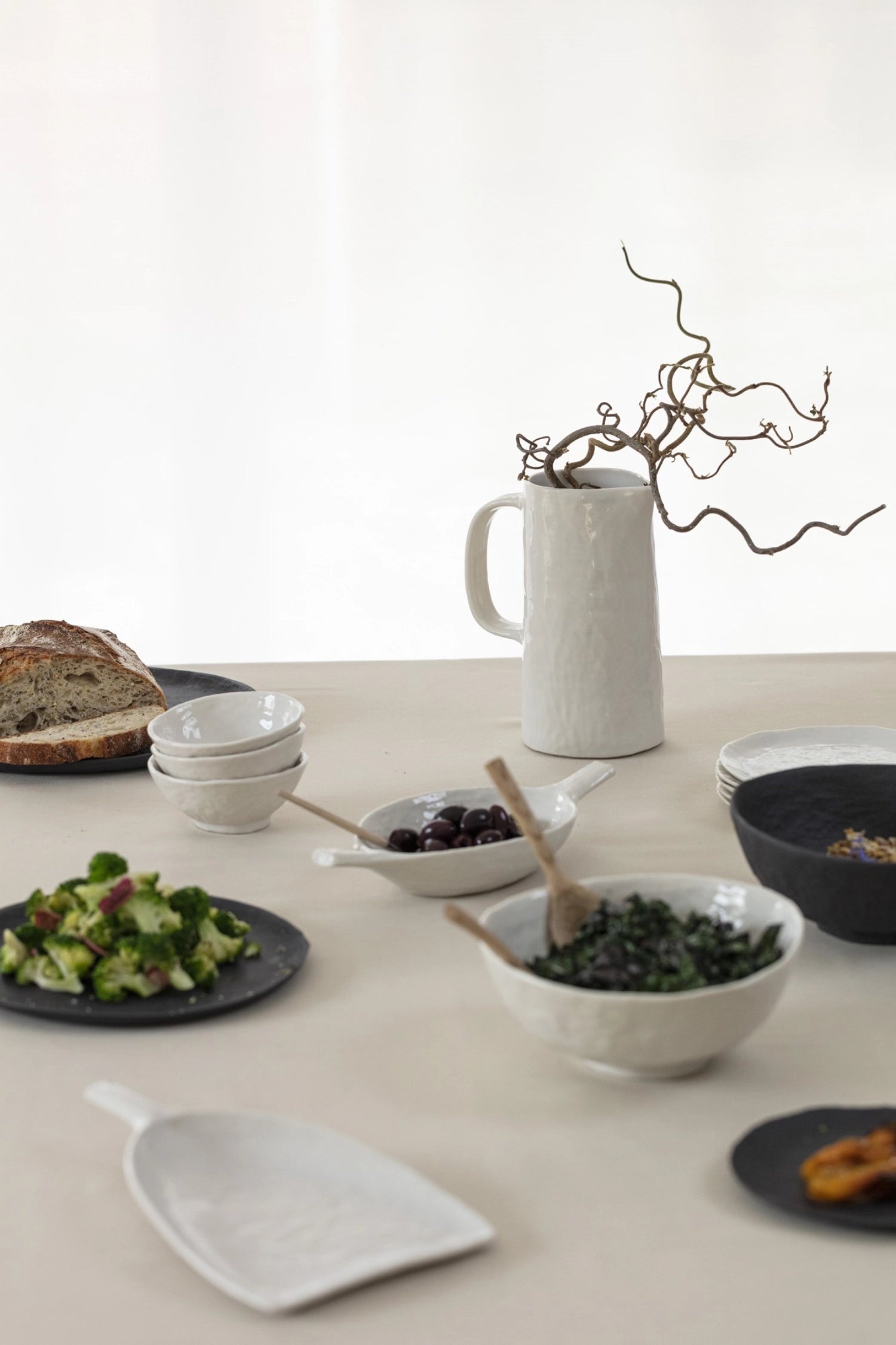 Das YLI Pod-Schälchen (16 cm) von Revol in Alabaster Weiss ist ideal für Snacks und Dips. Hochwertige Keramik, spülmaschinenfest und stilvoll.