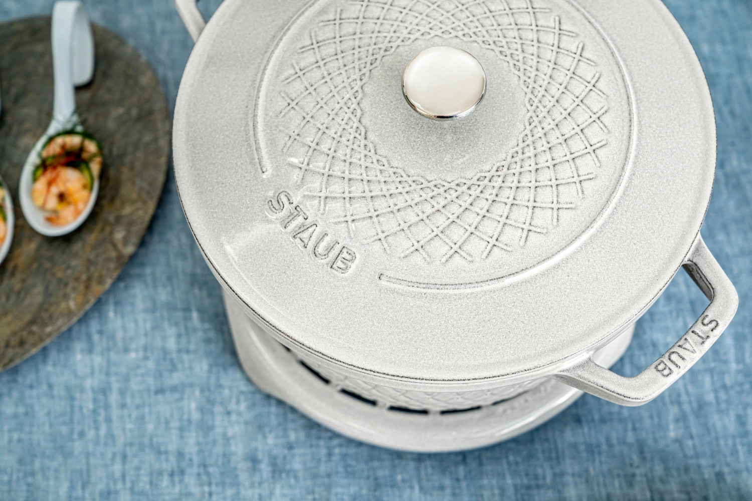 Runde 2,29 l Cocotte von Staub, ideal für köstliche Speisen und ansprechende Präsentation, verbindet zeitloses Design mit Funktionalität.