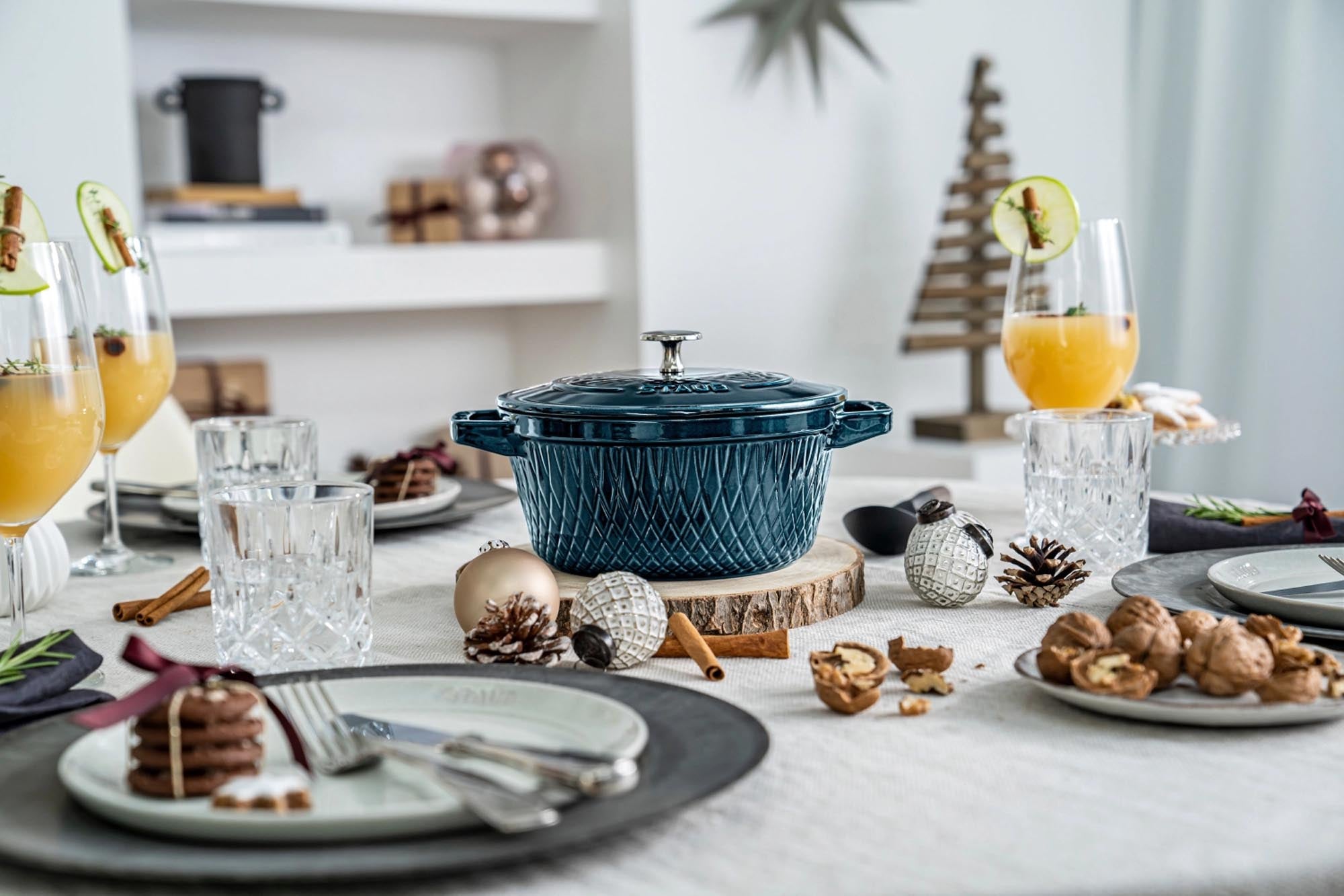 Die Twisted Cocotte von Staub: 2.29l Gusseisen, schwarze Emaillierung, ideal für Eintöpfe, Aufläufe, Ofen- und Herdgebrauch.