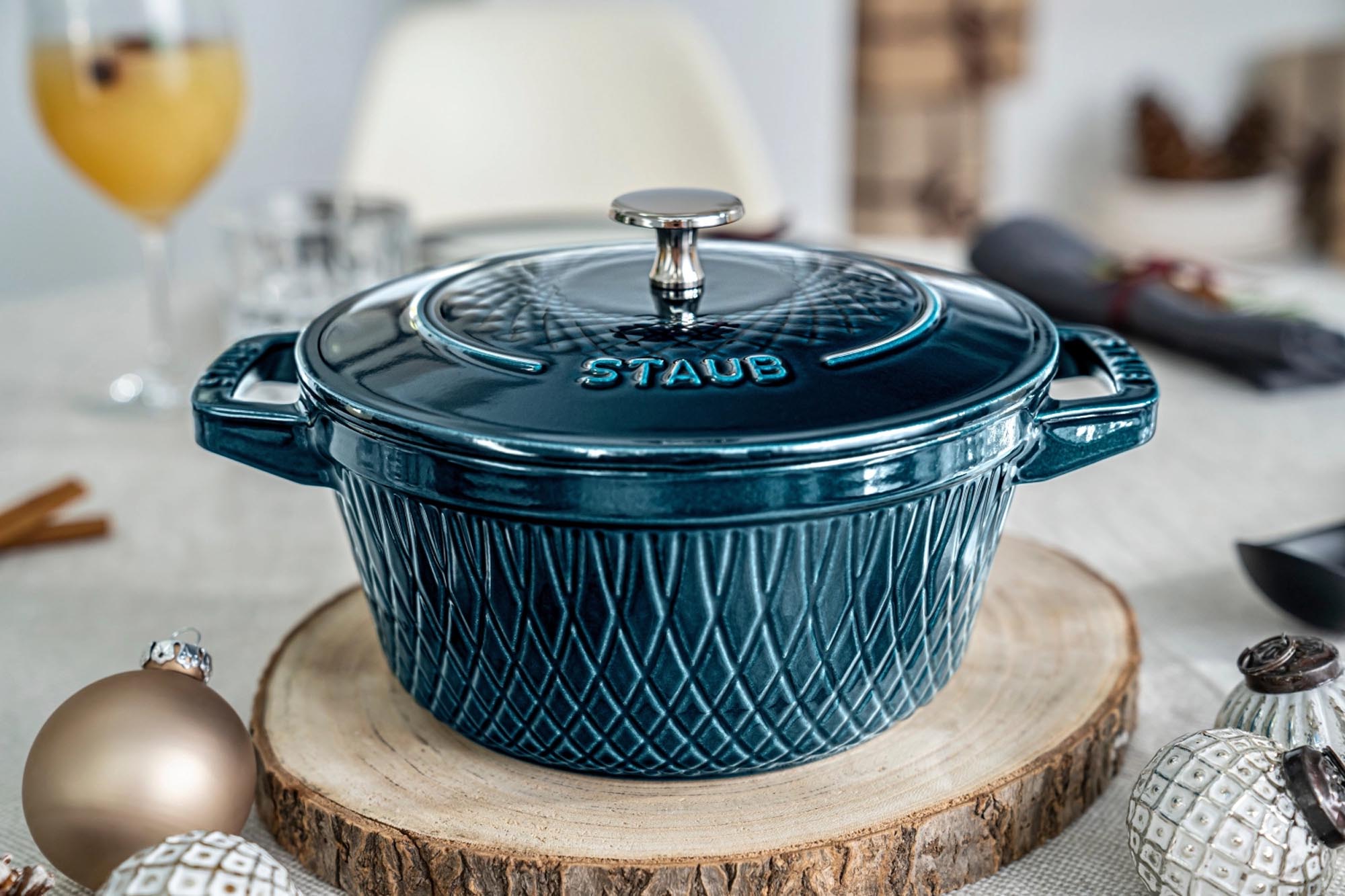 Entdecken Sie die vielseitige Twisted Cocotte von Staub: 2.29l Gusseisen, perfekt für köstliche Eintöpfe und stilvolles Servieren.