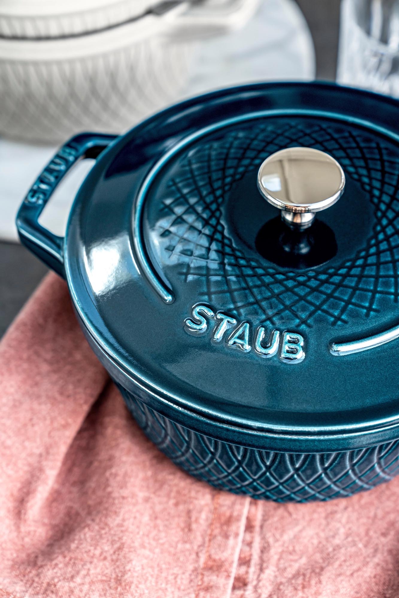 Erleben Sie die elegante Twisted Cocotte von Staub: 2.29l Gusseisen für gleichmäßiges Garen und stilvolles Servieren Ihrer Lieblingsgerichte.