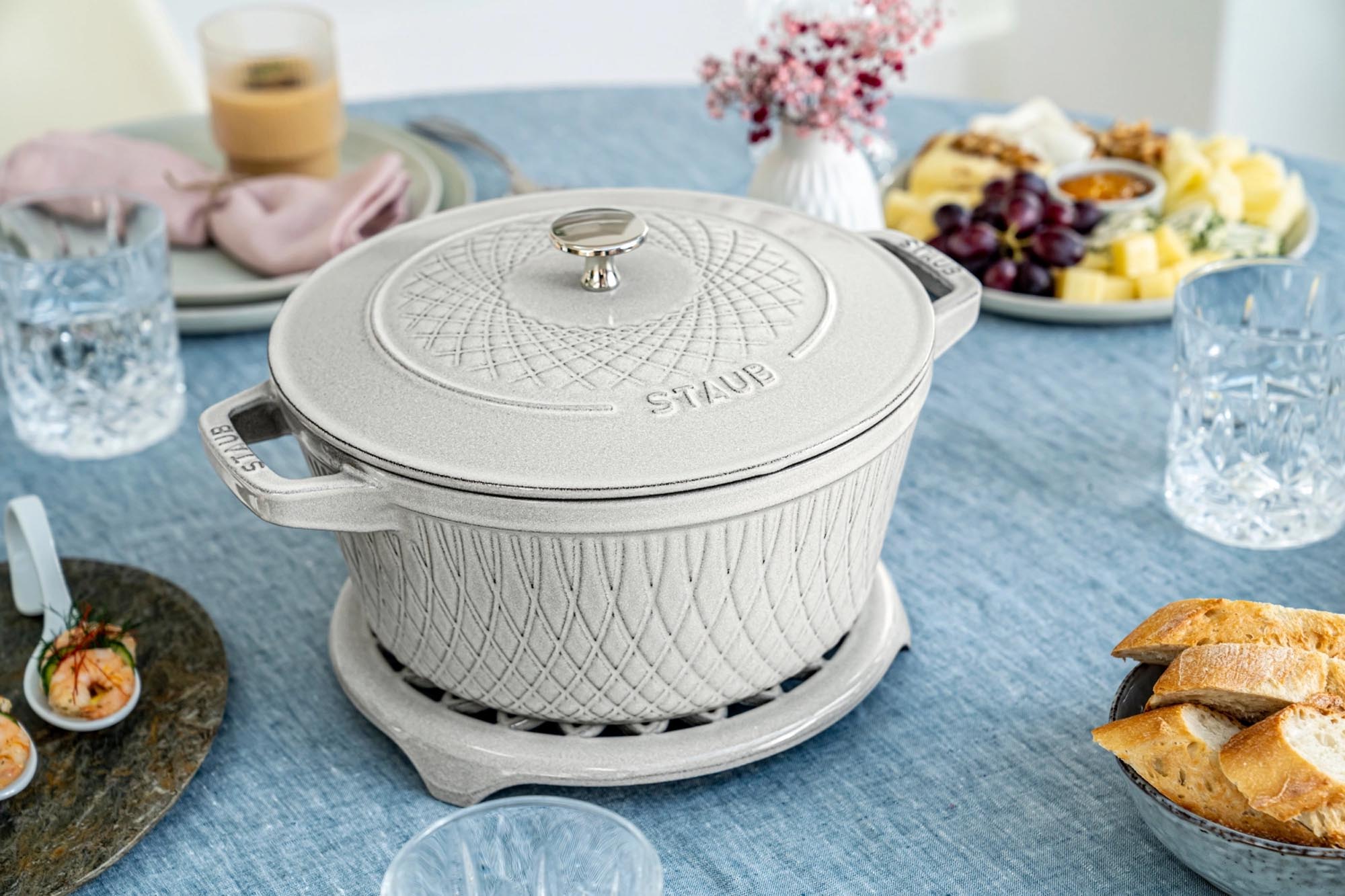 Erleben Sie die Twisted Cocotte 3.8l von Staub – ein elegantes Gusseisen-Kochgeschirr für perfekte Garergebnisse und stilvolles Kochen.