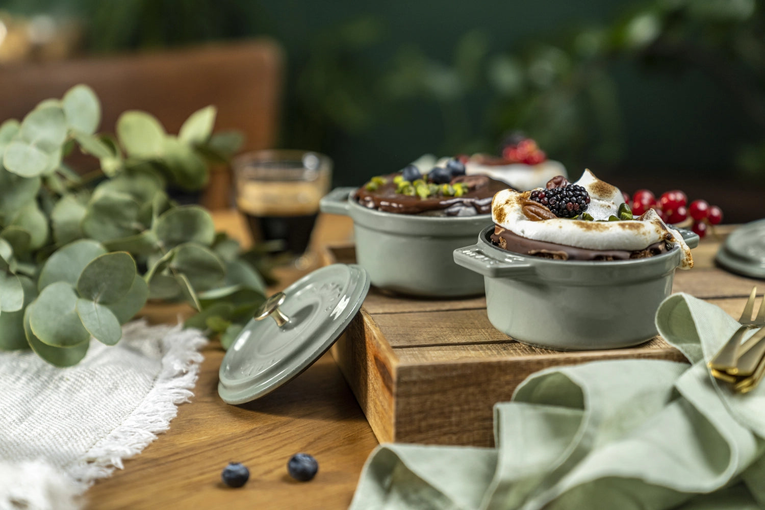 Die Staub Cocotte 10 cm in Eucalyptus ist ideal für kreative Köche. Gusseisen sorgt für optimale Wärmeleitung und stilvolle Präsentation.