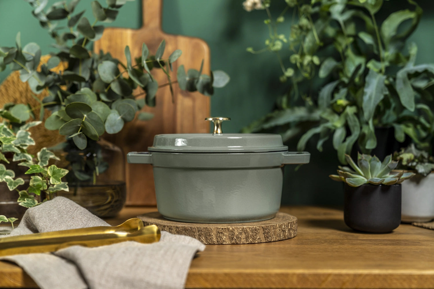 Elegante runde Cocotte von Staub mit 2,2 l Fassungsvermögen, ideal für schmackhafte Gerichte und stilvolle Serviermöglichkeiten.