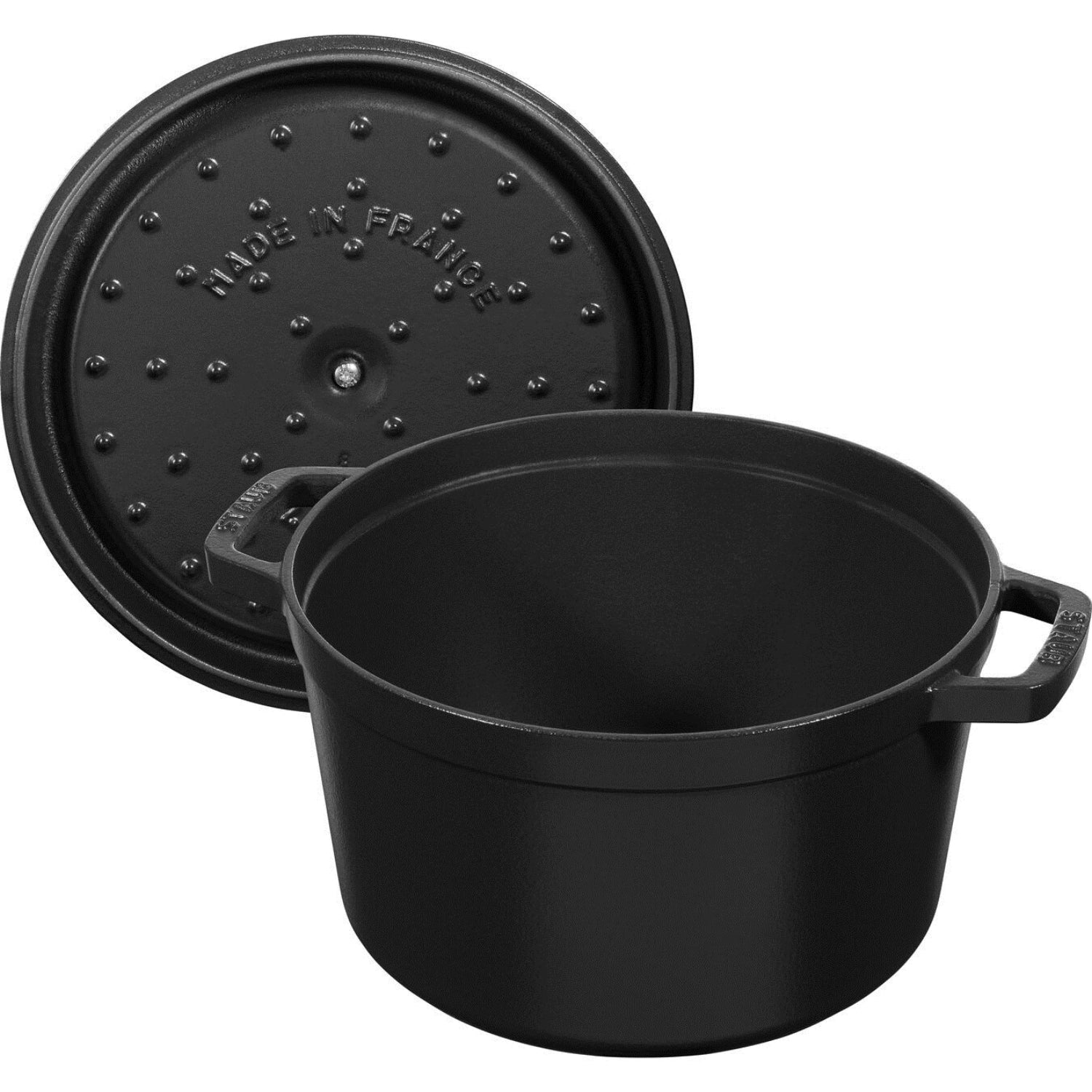 Schwarze La Cocotte Cocotte von Staub, 24 cm hoch, 4.7l, ideal für schmackhafte Gerichte und stilvolles Kochen.
