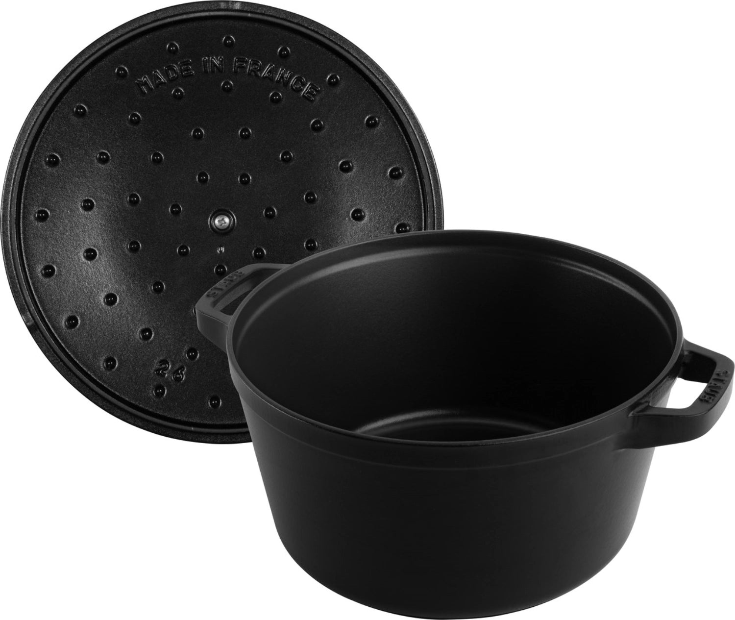 Elegantes 4-teiliges Cocotte-Set in Schwarz, rund und stapelbar, 24 cm – perfekt für kreative Kochabenteuer und ansprechende Tischpräsentationen.