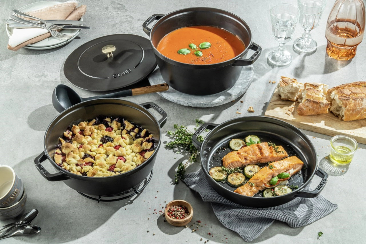 Schwarze Cocotte im 4-teiligen Set, 24 cm, rund und stapelbar, ideal für stilvolles Kochen und Servieren, von Staub.