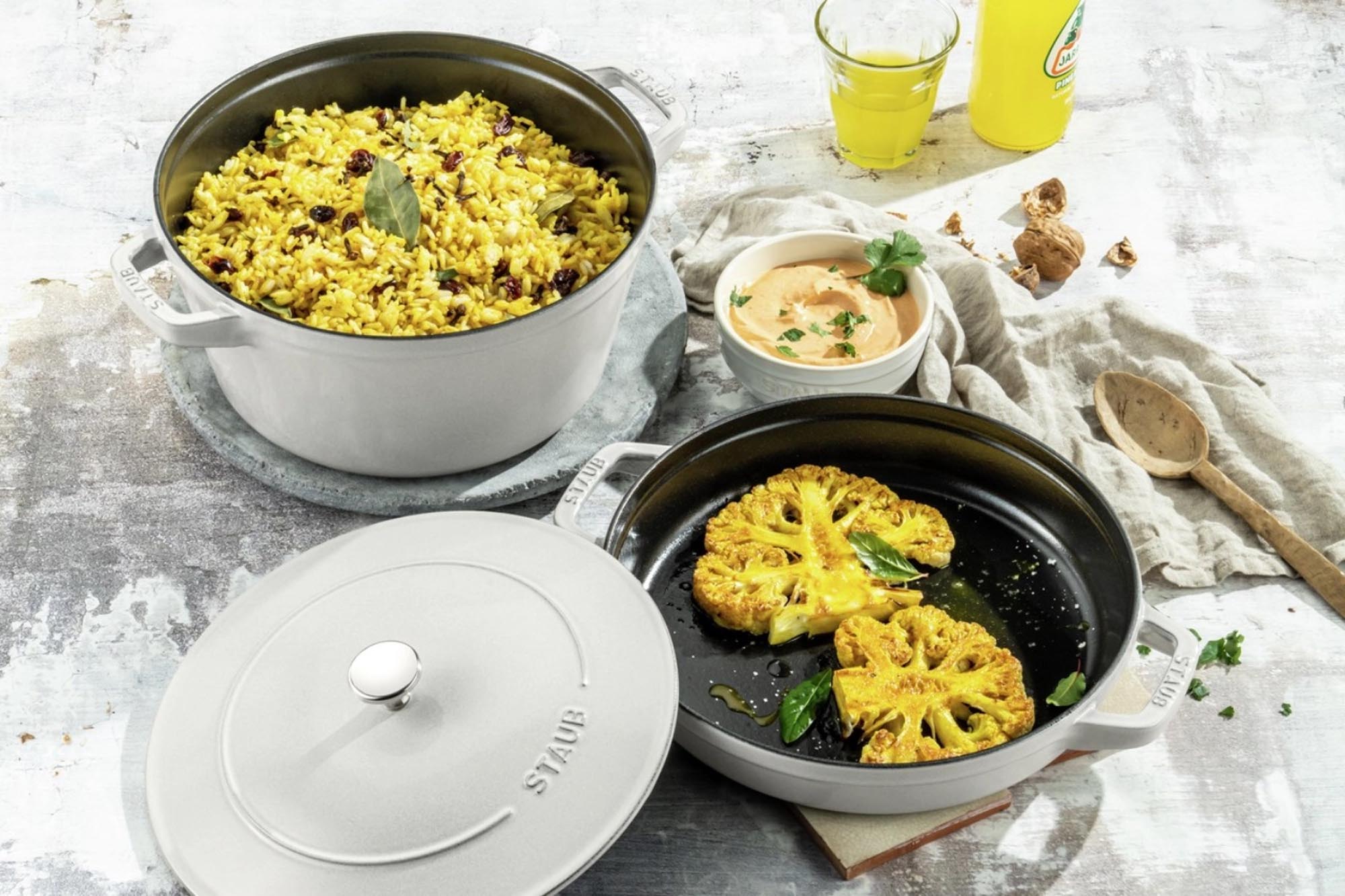 Elegante Cocotte 24 cm, Weisser Trüffel, aus Gusseisen. Hervorragende Wärmeleitung, stackable, ideal für Braten & Schmoren.