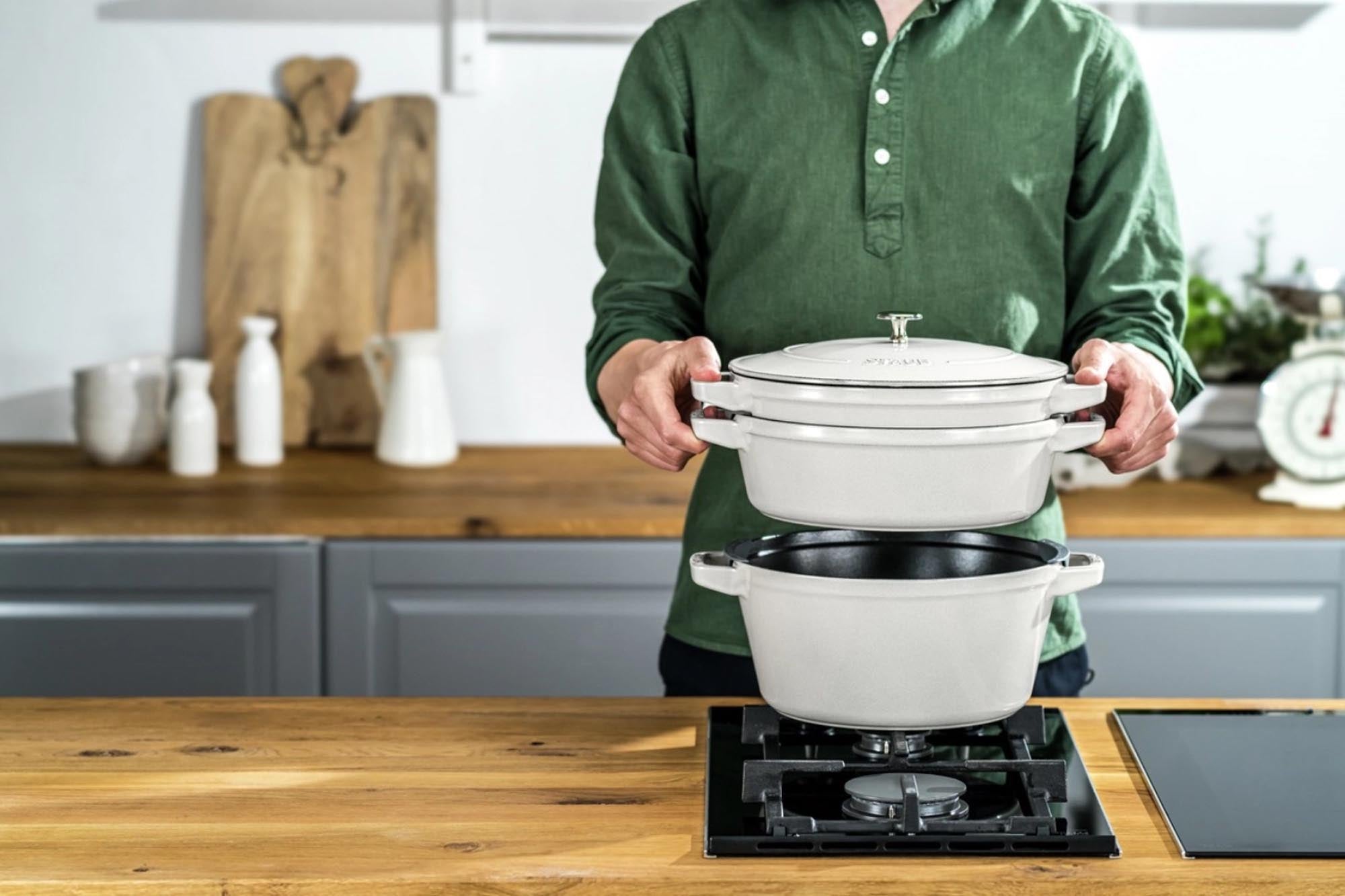 Elegante Cocotte 24 cm, Weisser Trüffel, aus Gusseisen. Hervorragende Wärmeleitung, stackable, ideal für Braten & Schmoren.