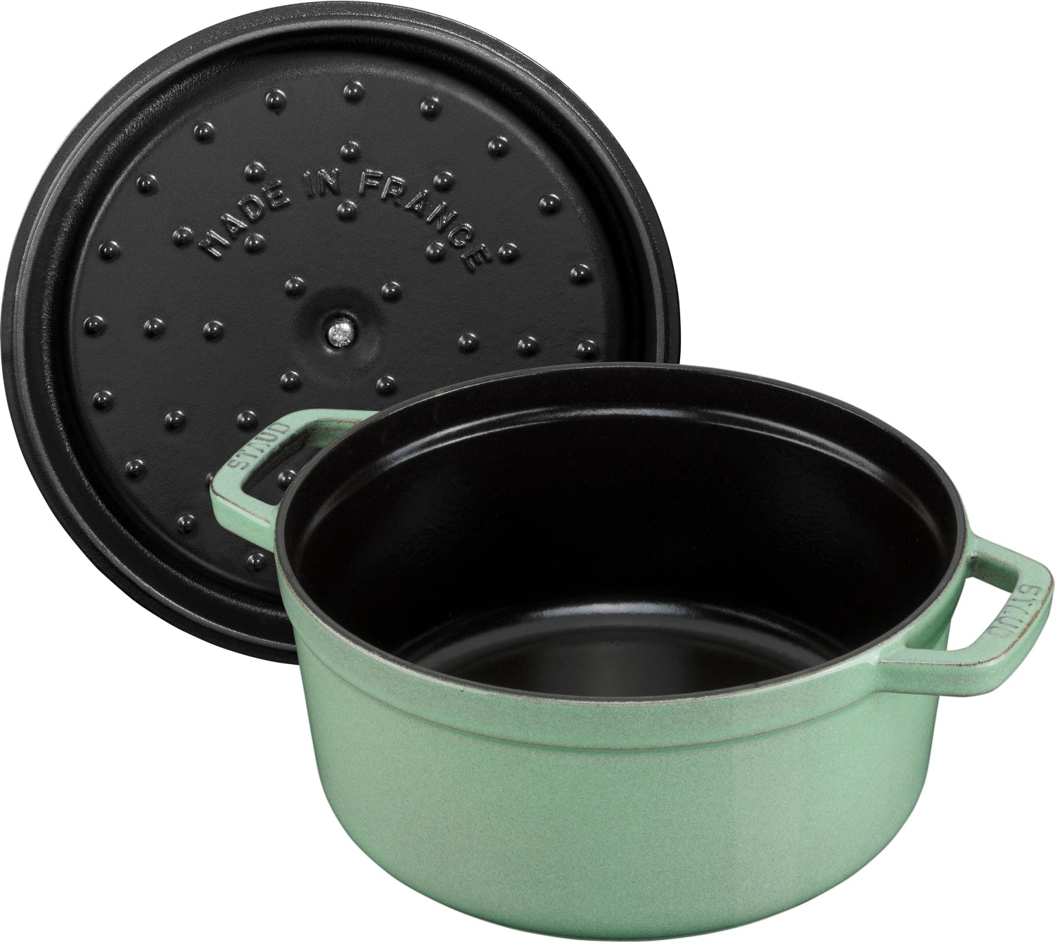 Elegante runde Cocotte in zartem Salbeigrün, 20 cm Durchmesser, aus robustem Gusseisen, perfekt für köstliche Speisen und ansprechende Tischdekoration.