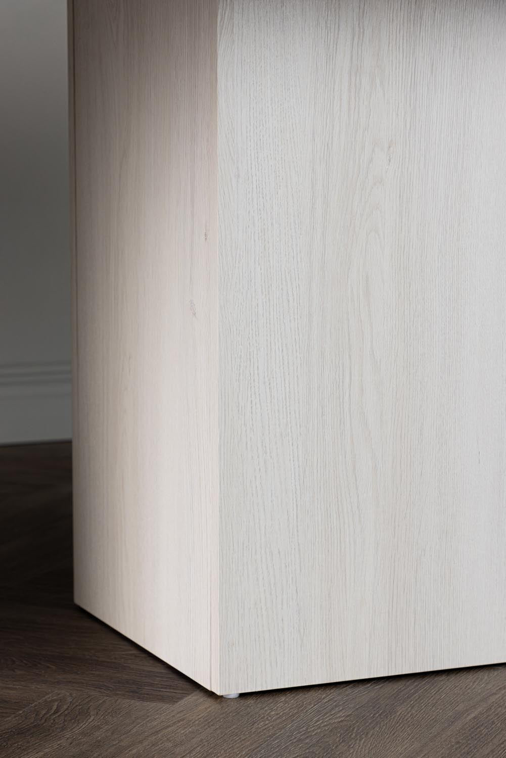 Olga Esstisch in Weiss präsentiert im Onlineshop von KAQTU Design AG. Esstisch ist von Venture Home
