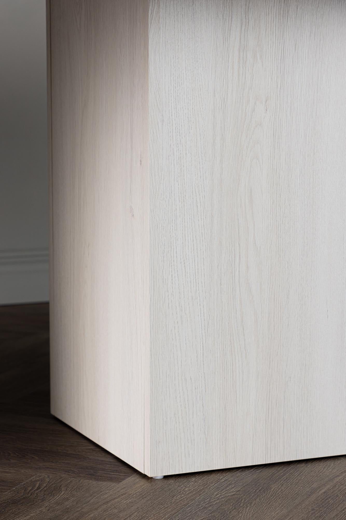 Olga Esstisch von Venture Home: Stilvoller Mittelpunkt für Ihr Zuhause.