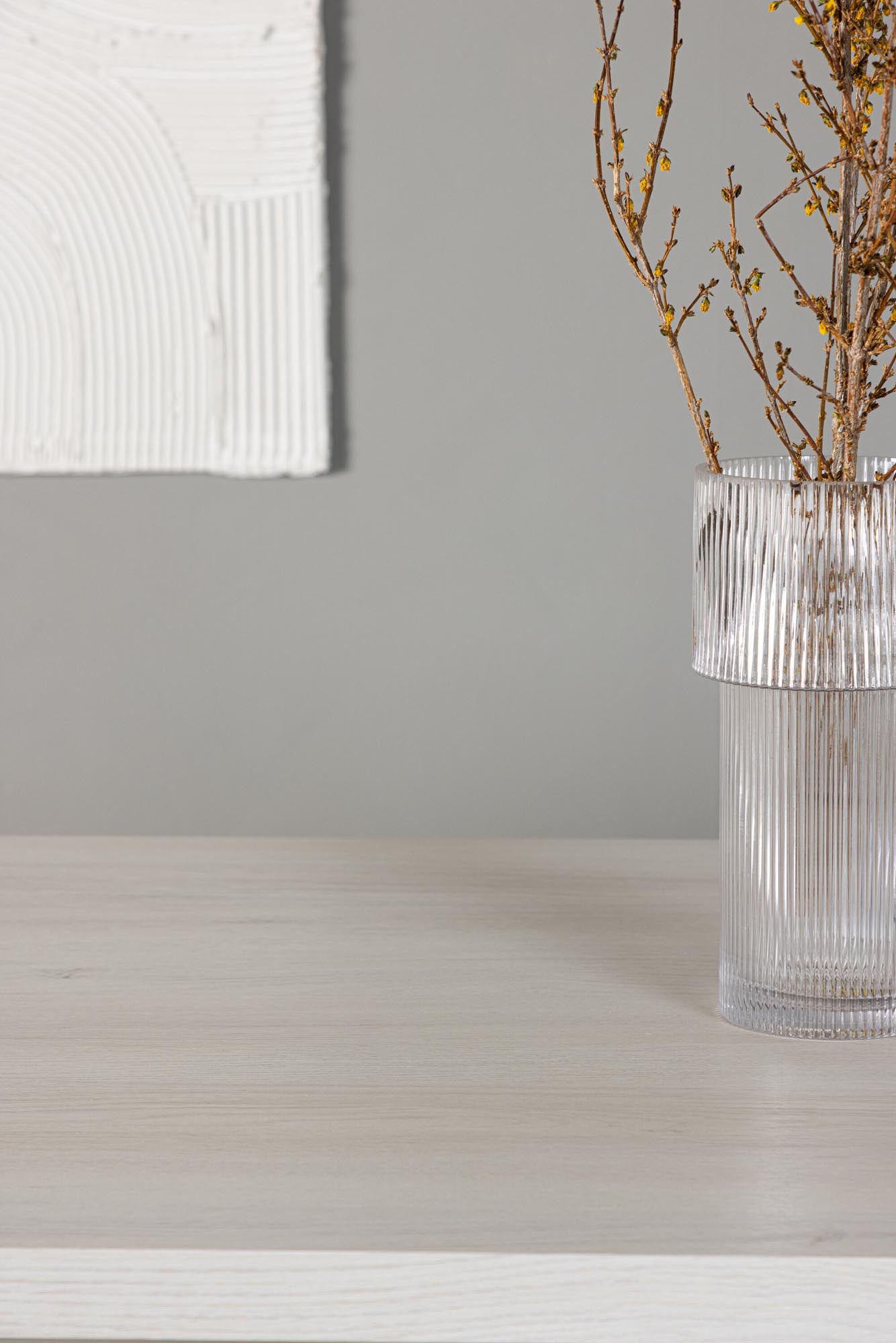 Entdecken Sie den Olga Esstisch von Venture Home: Elegantes skandinavisches Design, hochwertige Materialien und Platz für gesellige Abende.