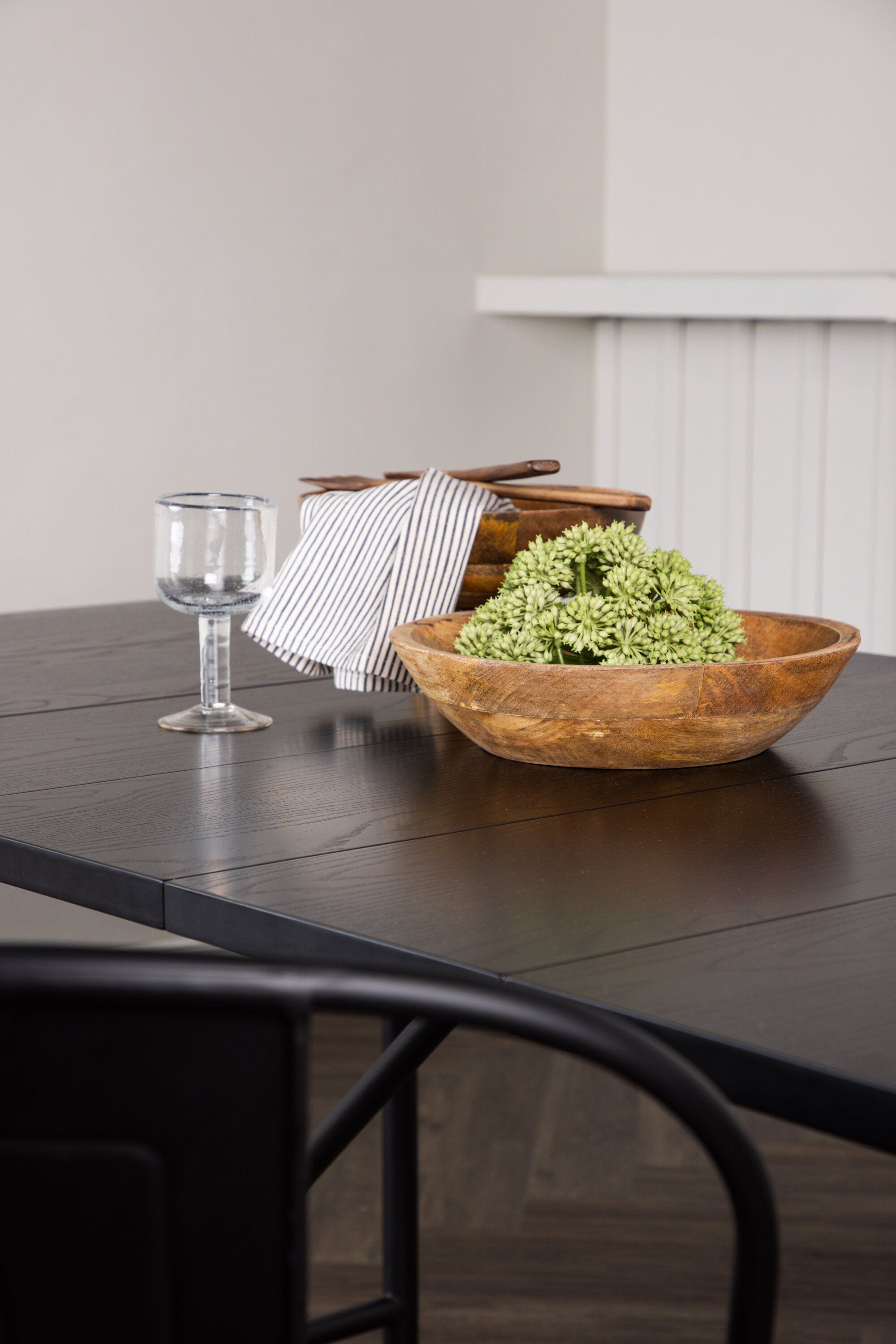 Astrid Tisch in Schwarz präsentiert im Onlineshop von KAQTU Design AG. Esstisch ist von Venture Home