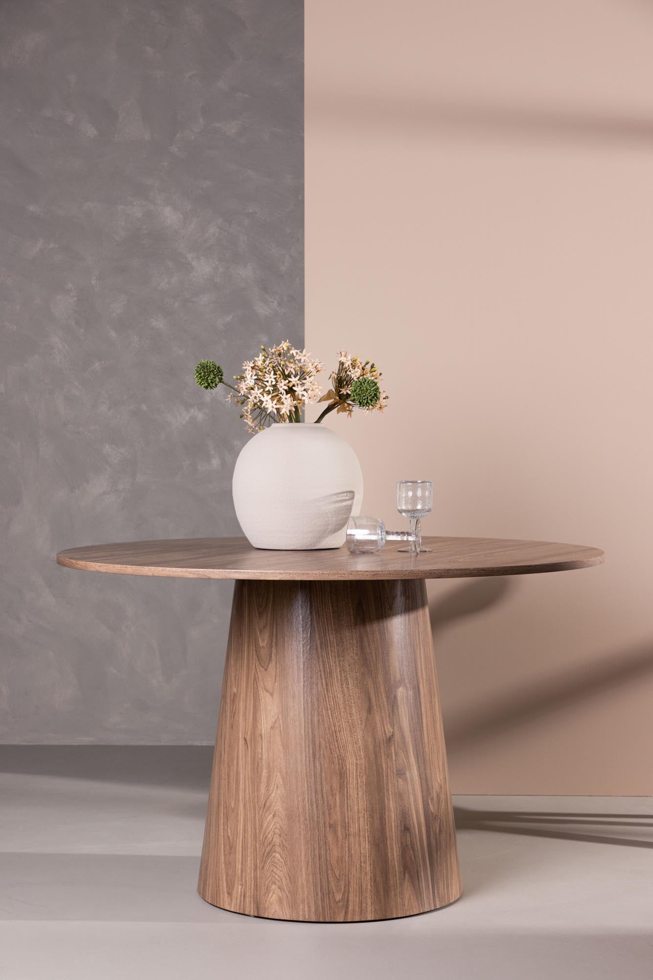 Entdecken Sie den stilvollen Lanzo Esstisch von Venture Home: Robuste MDF-Konstruktion, pflegeleichtes Finish und ideal für gesellige Anlässe.