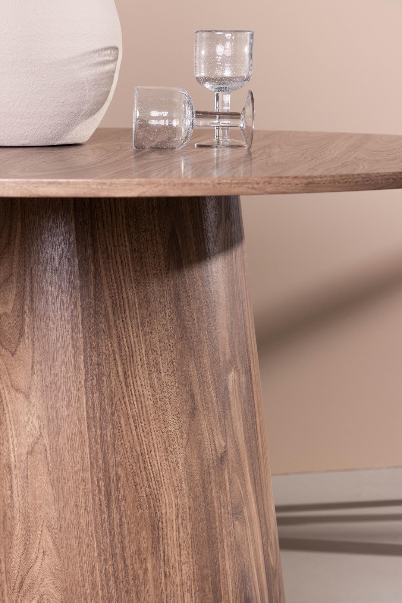 Eleganter Lanzo Esstisch von Venture Home für moderne Essbereiche.