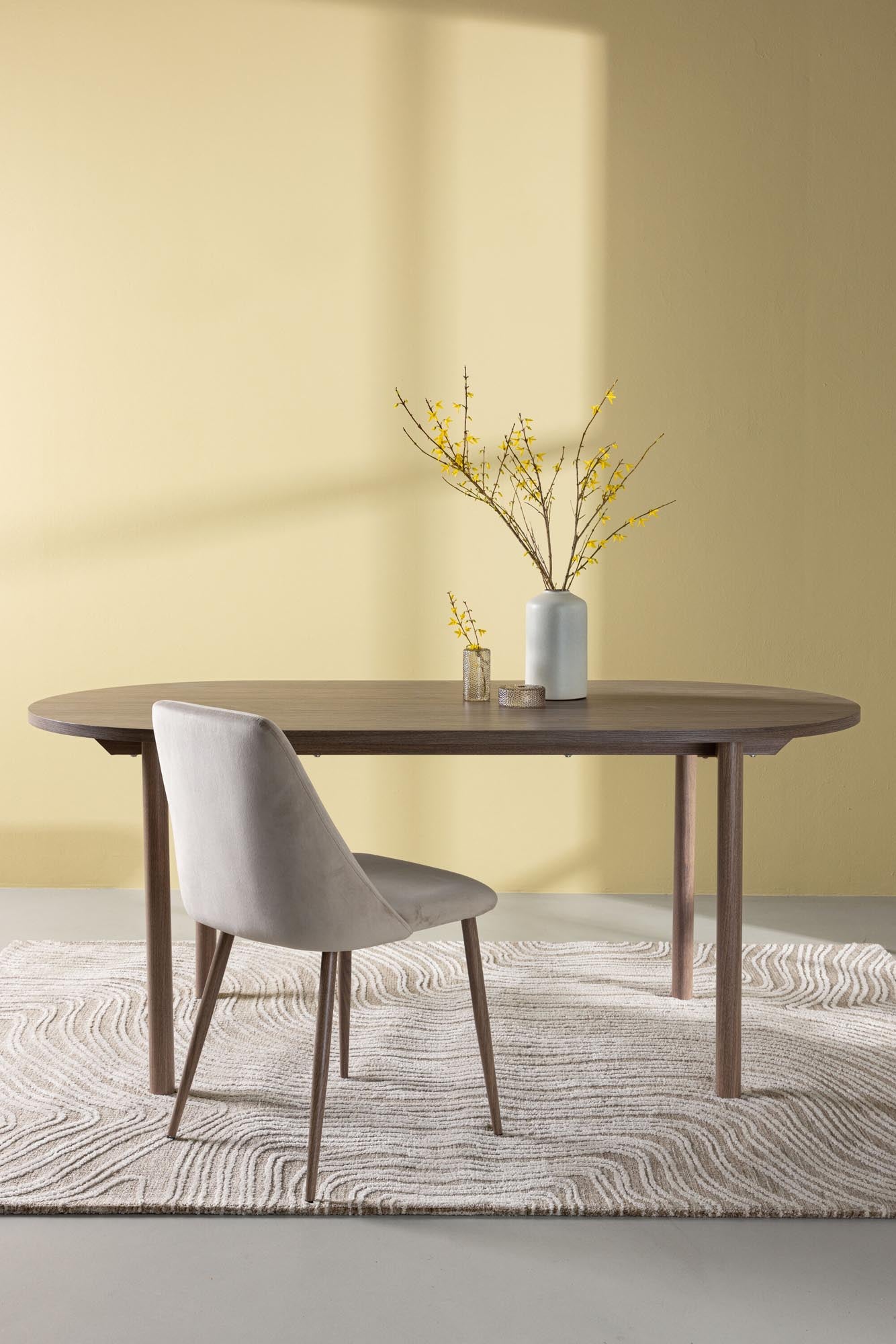 Entdecken Sie den Andy Esstisch von Venture Home: Stilvoll, robust und perfekt für unvergessliche gemeinsame Erlebnisse mit Familie und Freunden.