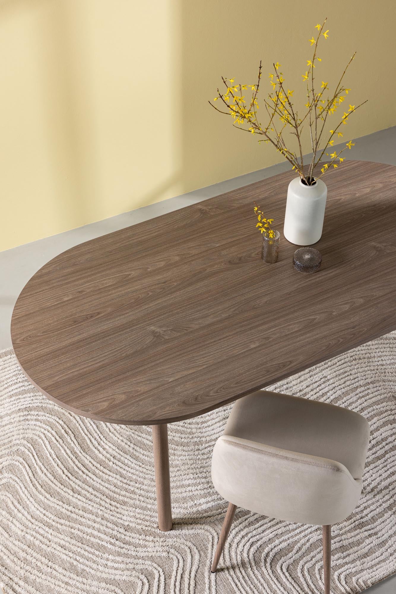 Stilvoller Andy Esstisch von Venture Home für moderne Esszimmer.