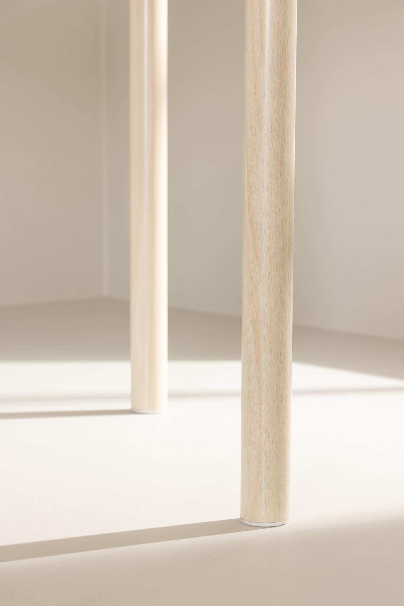 Moderner Andy Esstisch von Venture Home für stilvolle Essbereiche.